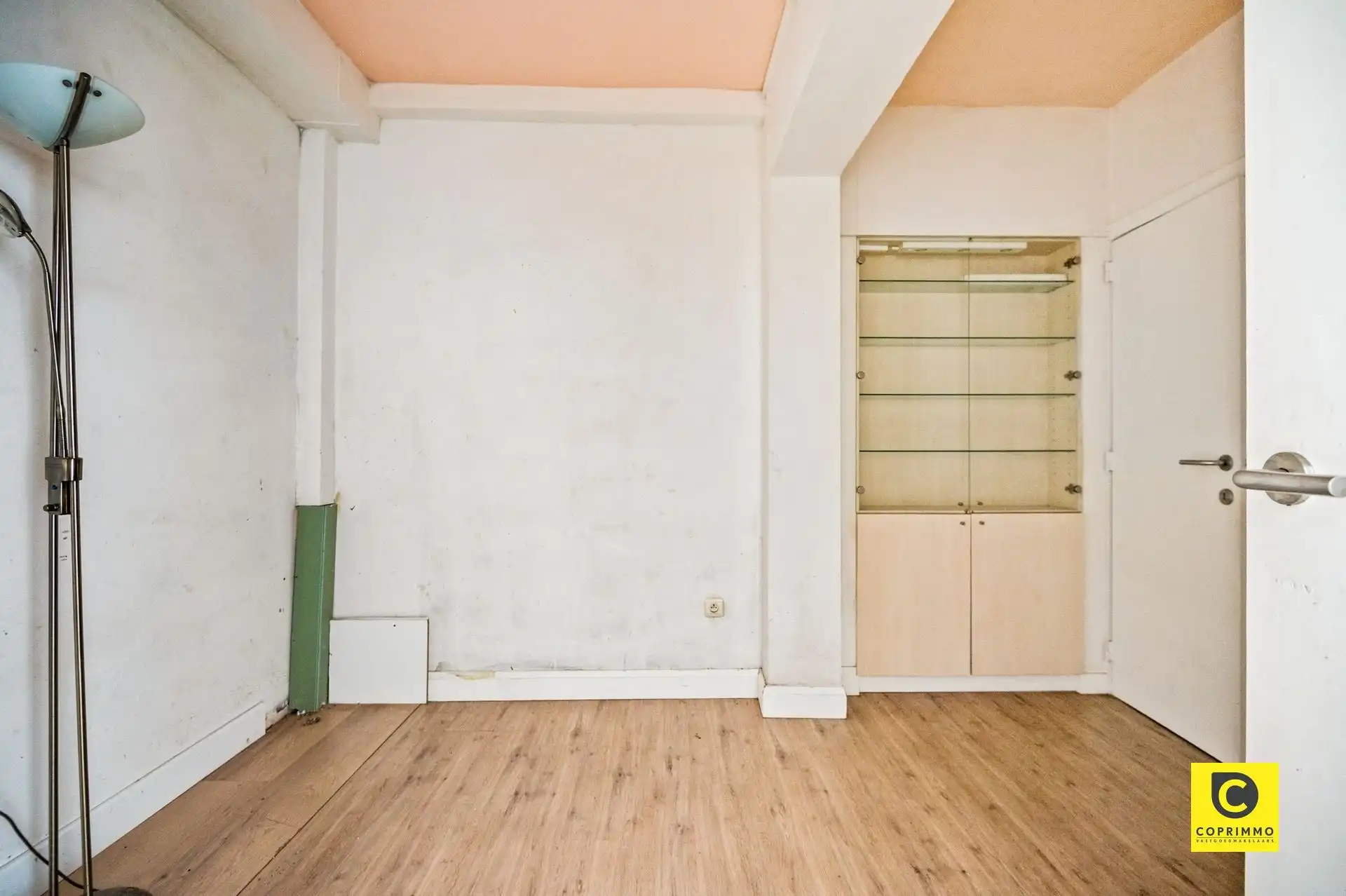 Op te frissen GLV met 1 à 2 slpks, tuintje & staanplaats! foto 10