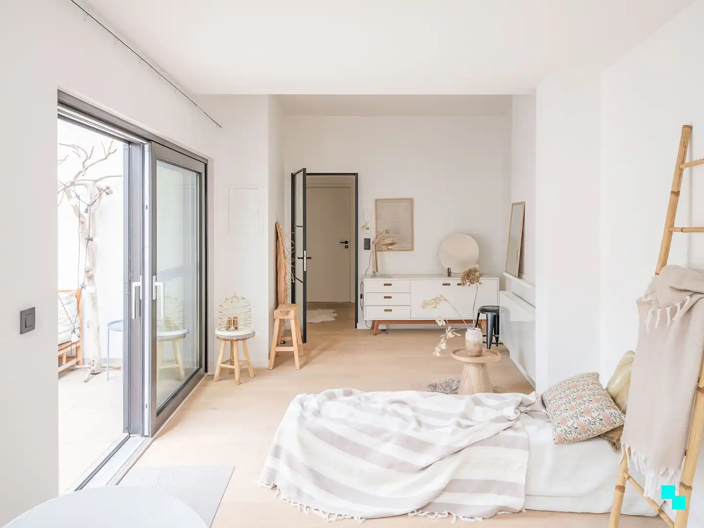 Gerenoveerd appartement met 2 slaapkamers en garage nabij Gent Dampoort foto 8