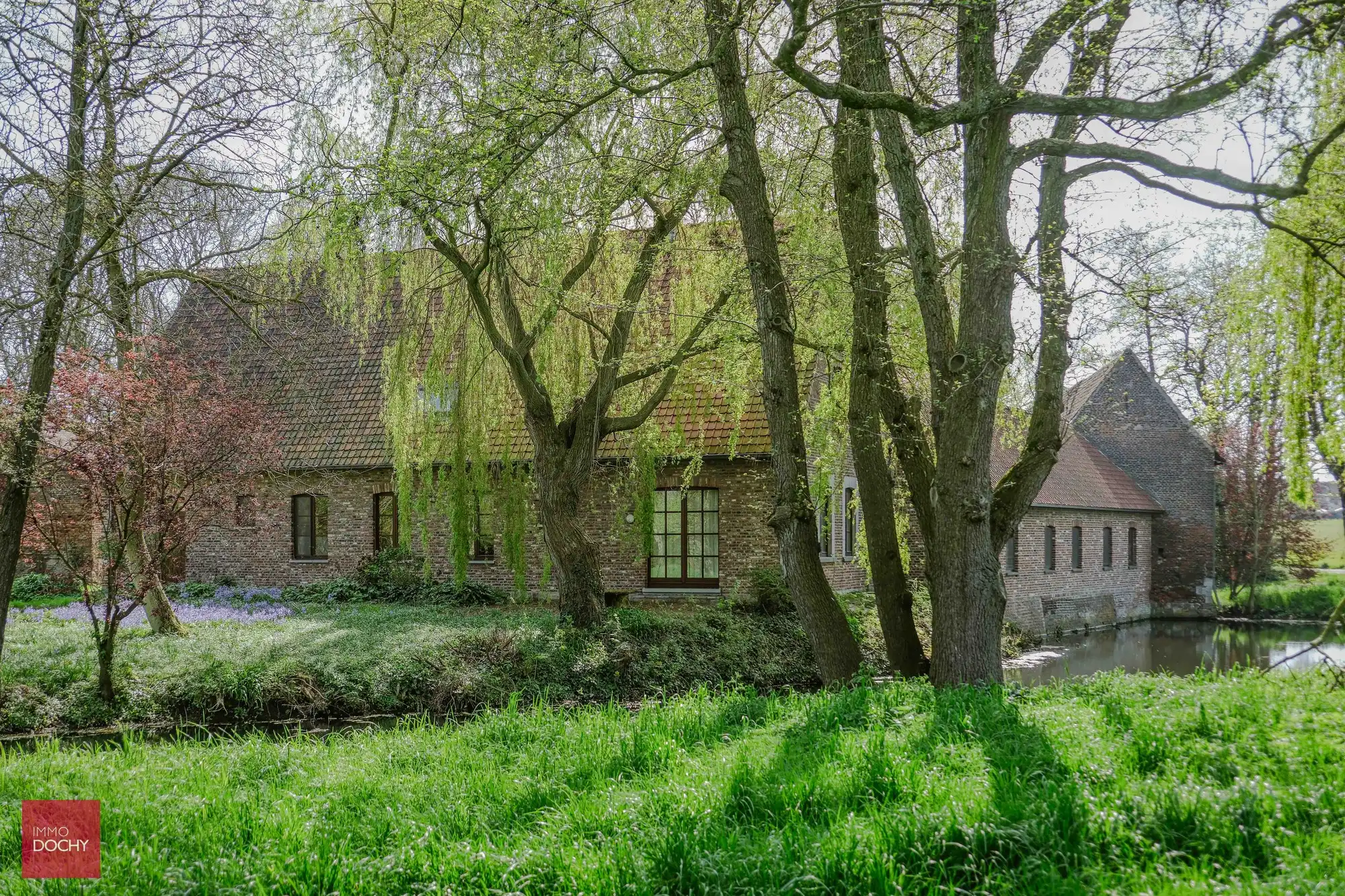 Historische omwalde hoeve met verschillende bijgebouwen foto 5