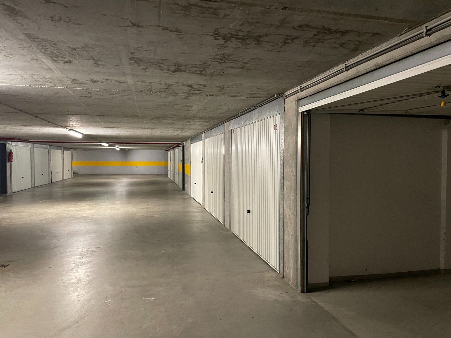 Gemakkelijk bereikbare garagebox onder de Delhaize in Heist foto 4