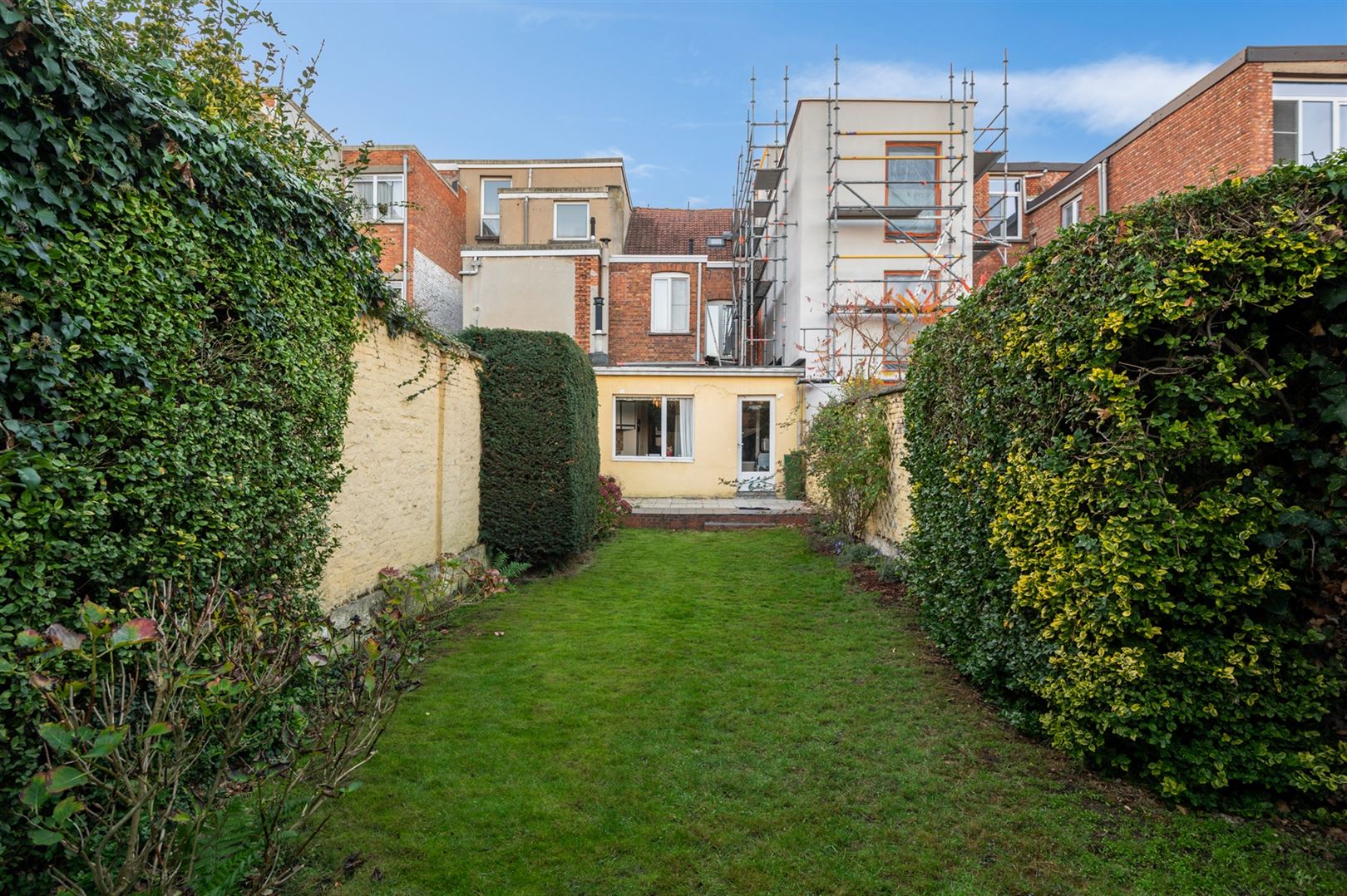 Te renoveren burgerwoning met 3 à 4 slaapkamers en tuin. foto 2