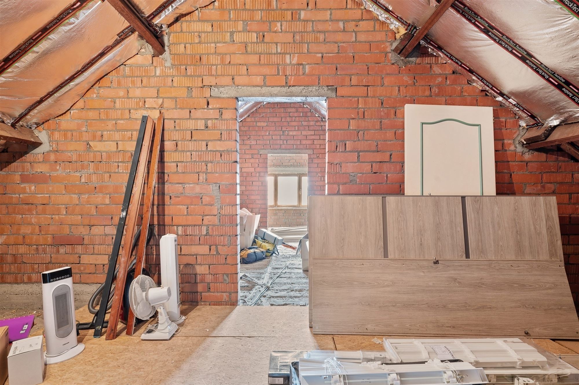 ZEER RUIME EN RECENT GERENOVEERDE WONING OP EEN PERCEEL VAN 2367m² UITGERUST MET EEN VERGUNDE PAARDENSTAL EN ACHTERLIGGENDE WEIDE foto 21