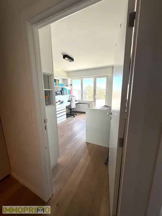 Zeer ruim en lichtrijk appartement te huur foto 21