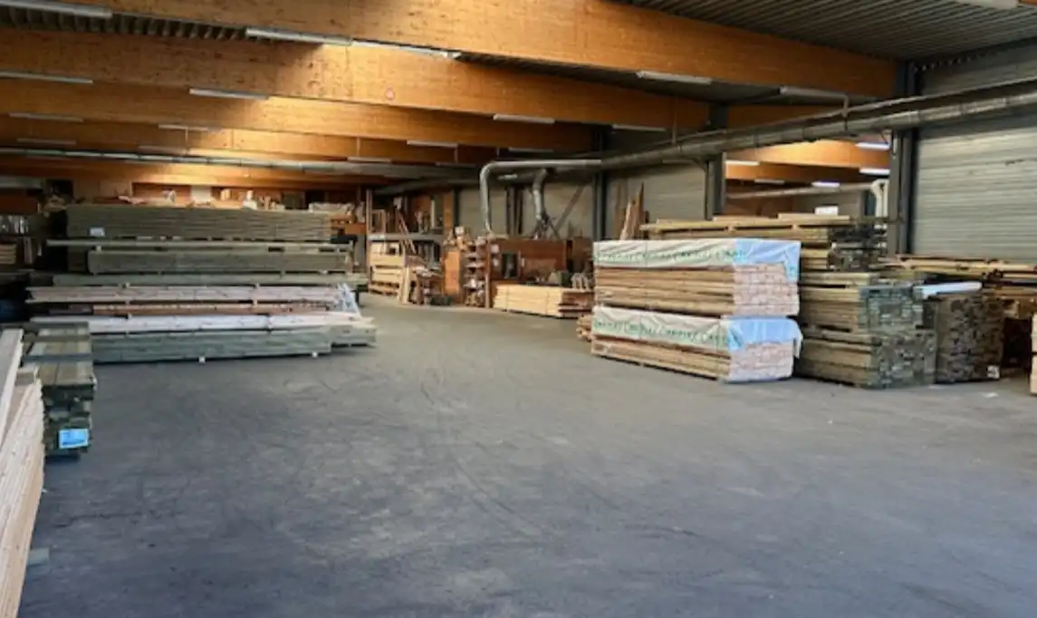Uitzonderlijke industriële site van 2.721 m² met appartement en studio op terrein van 1,45 ha in Manage foto 8