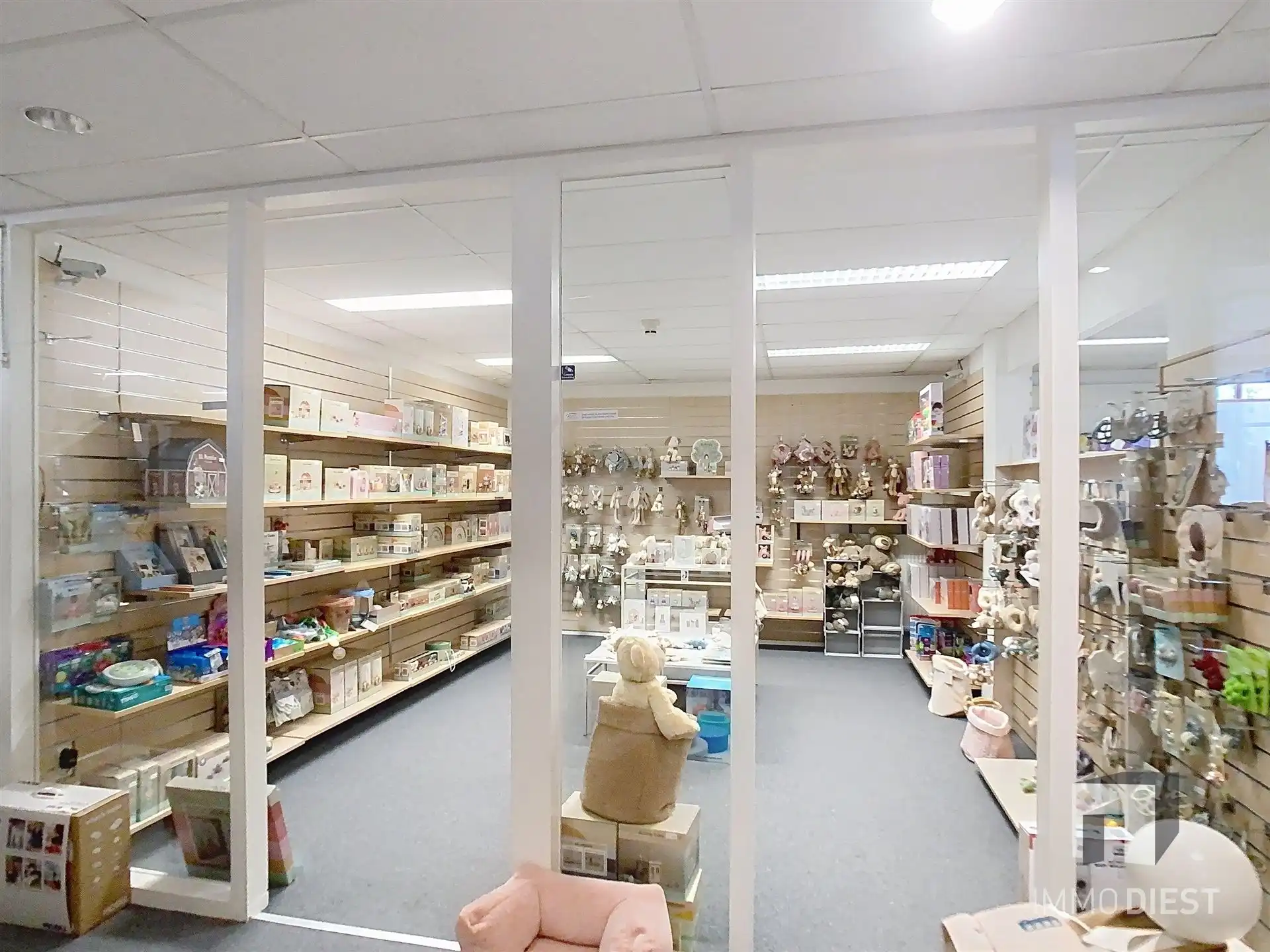 Handelspandvan 1633 m2 met ruime parking langs verbindingsweg foto 10