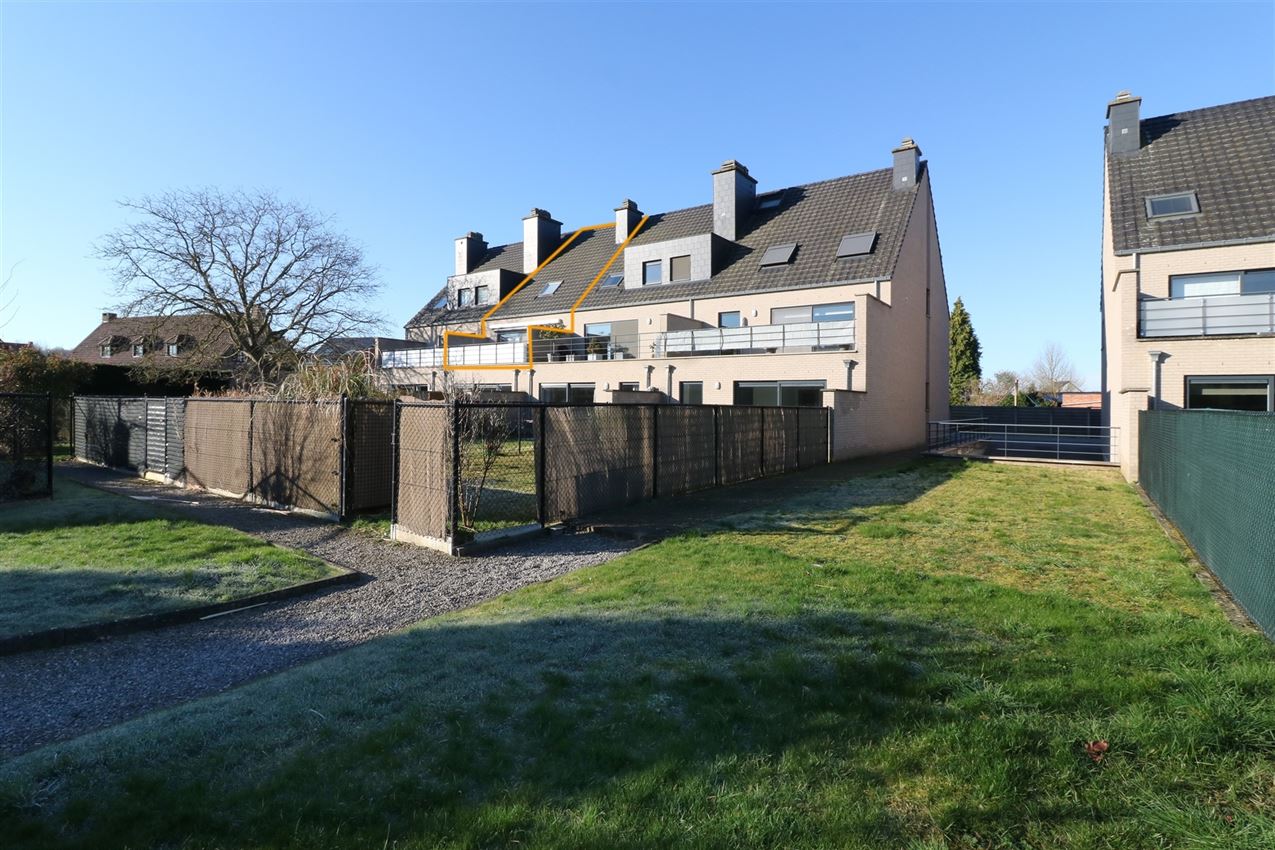 Centraal, doch rustig gelegen duplex met 2 slpk. en afgesloten garage foto 2