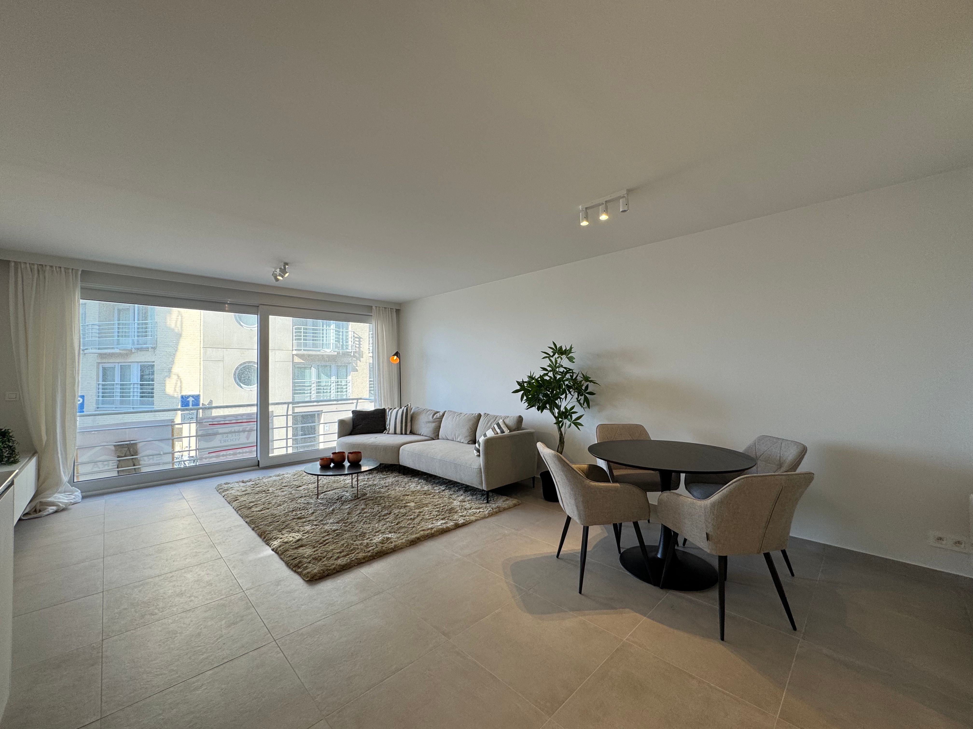 Verfijnd heringericht appartement met zicht op zee foto 2