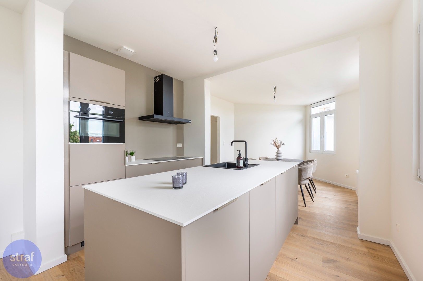 Gerenoveerd appartement met dakterras op de Sint-Andriesplaats. foto 4