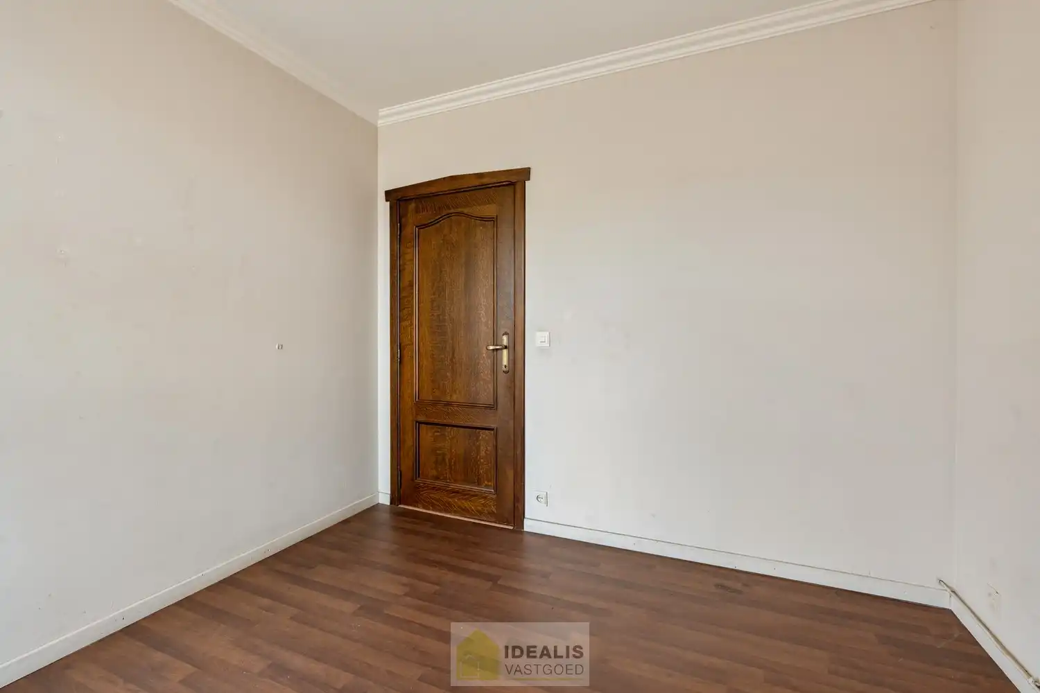 IDEALIS VASTGOED – RUIM APPARTEMENT MET TERRAS VAN CA.35M² EN PRIVATIEVE GARAGE IN HARTJE LOMMEL! Dit ruime appartement met een netto bewoonbare oppervlakte van ca.101m² bevindt zich op de 1e verdieping. Het appartement is vlot bereikbaar via de trappenzaal. Een naar eigen smaak op te frissen, goed ingedeeld en lichtrijk appartement met 2 slaapkamers, ruim terras en privatieve garage met sectionale poort! Zeker het bezoeken waard!! foto 15