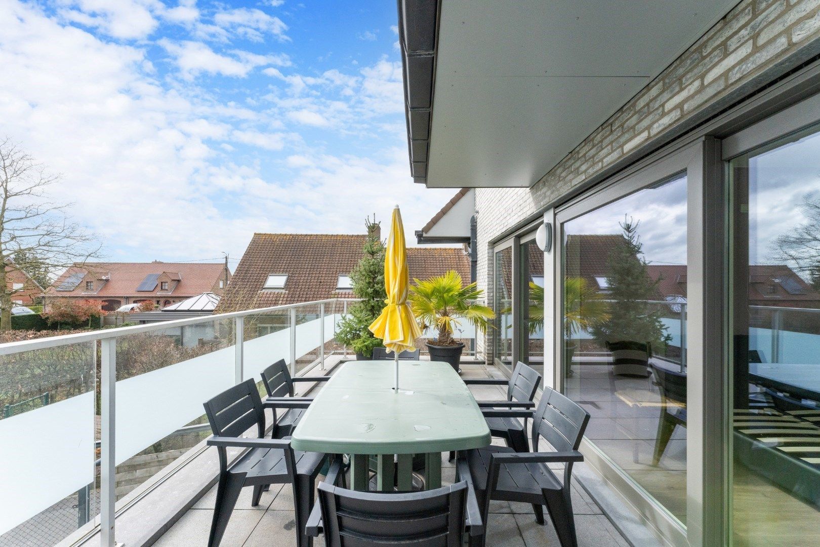 Recent 2-slaapkamer appartement (99m²) met ruim terras te Leke!  foto 3
