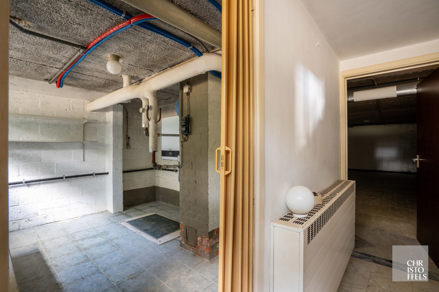 Deels gerenoveerde laagbouwvilla, residentieel gelegen in de bossen op een uitgestrekt perceel van 3.981m² foto 25