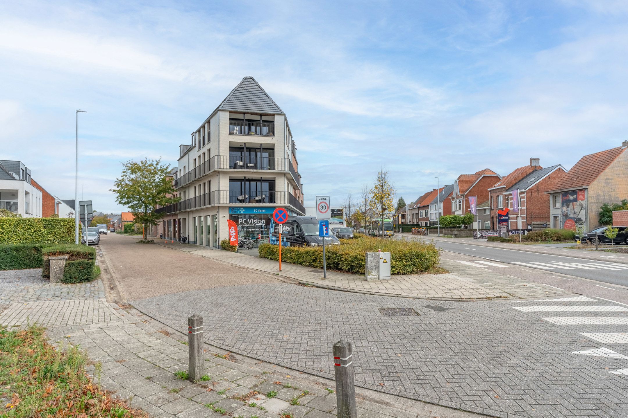 Recent (2019) tweeslaapkamerapp. met terras in het centrum foto 29