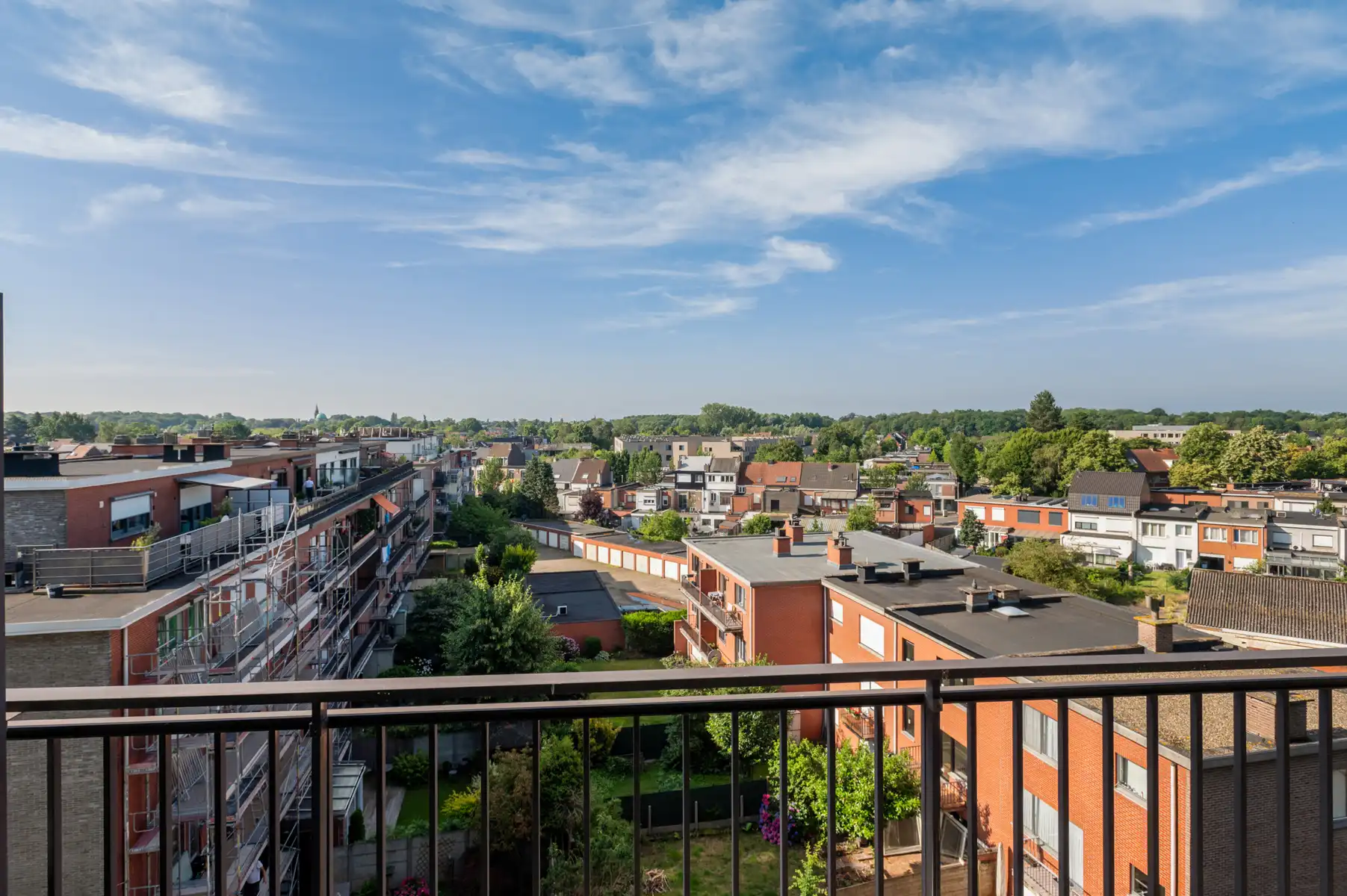 Rustig wonen met terras, 3 slaapkamers en private parking foto 12