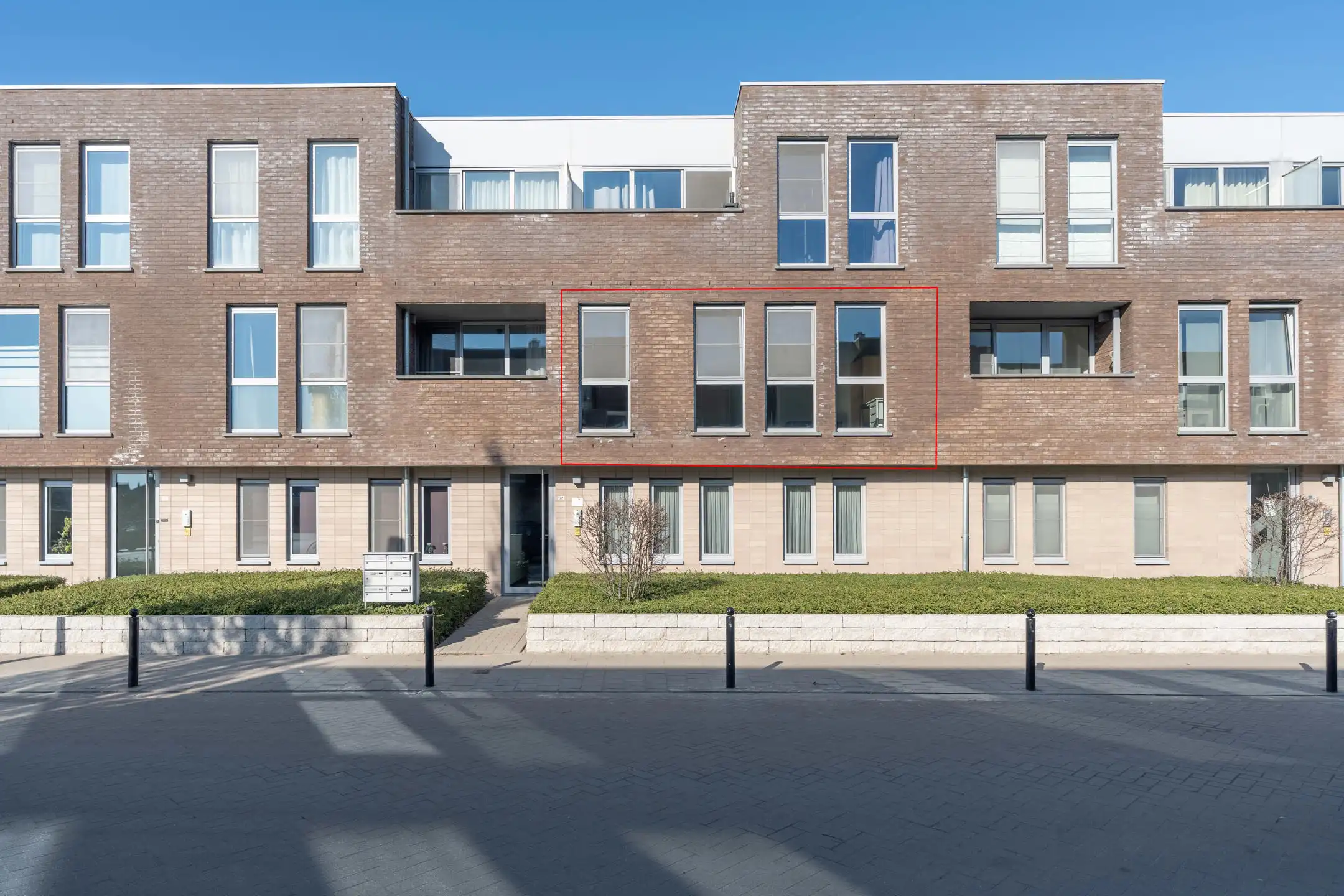 Instapklaar 2-slaapkamer appartement met terras en garagebox foto {{pictureIndex}}