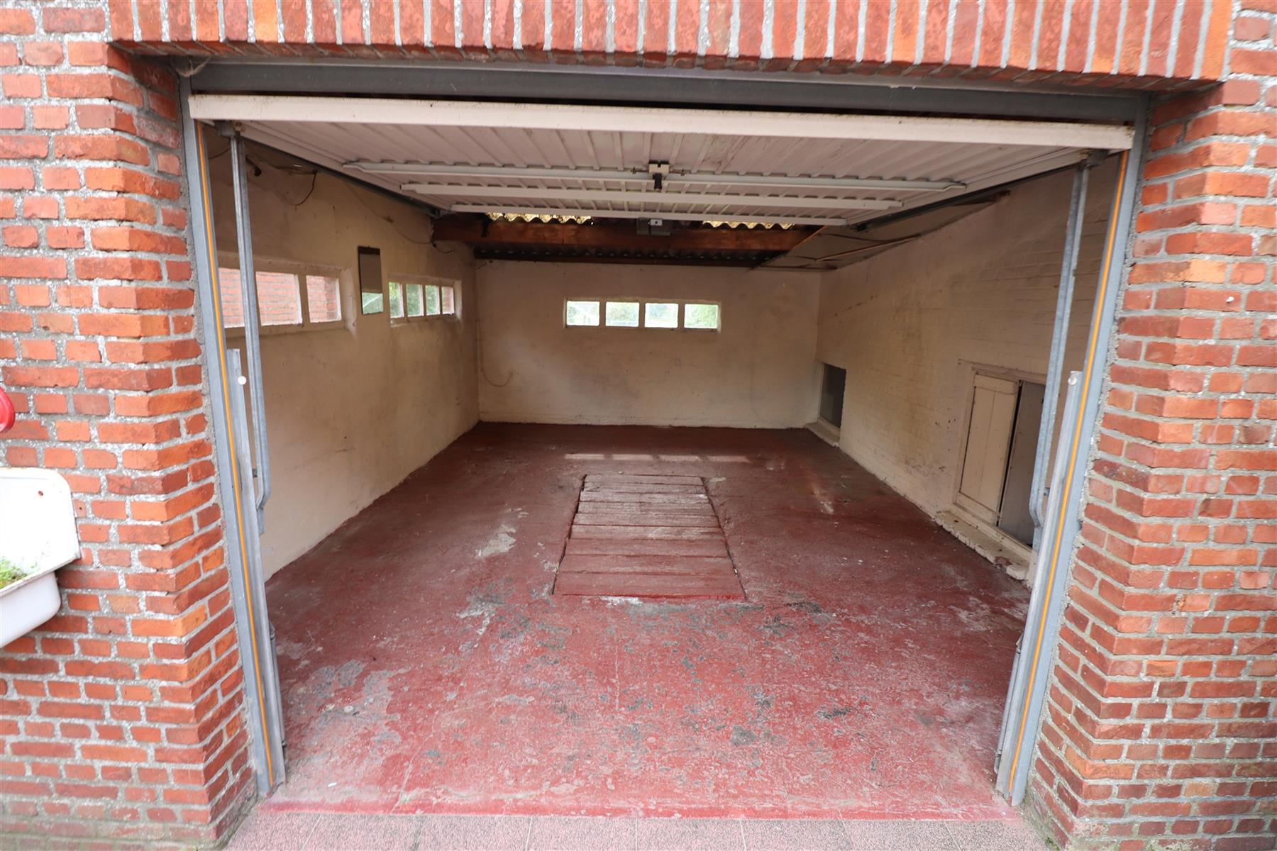 Een ruim woonhuis - halfopen bebouwing - met garage en tuin. foto 13