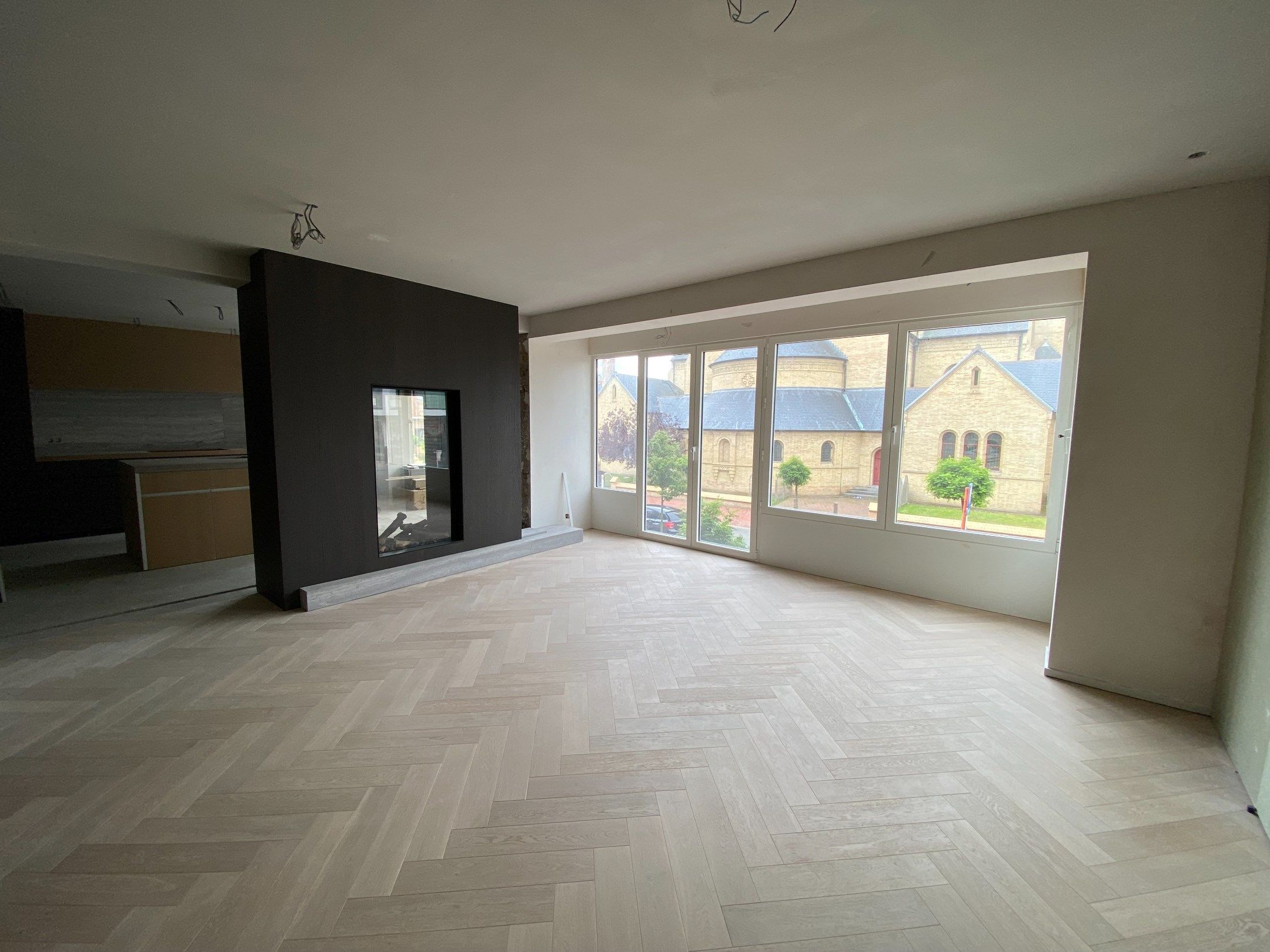  Dit appartement op de eerste verdieping, met een totale oppervlakte van 140 m², bevindt vlakbij de zeedijk en rechtenover de kerk in de Dumortierlaan te Knokke foto 3