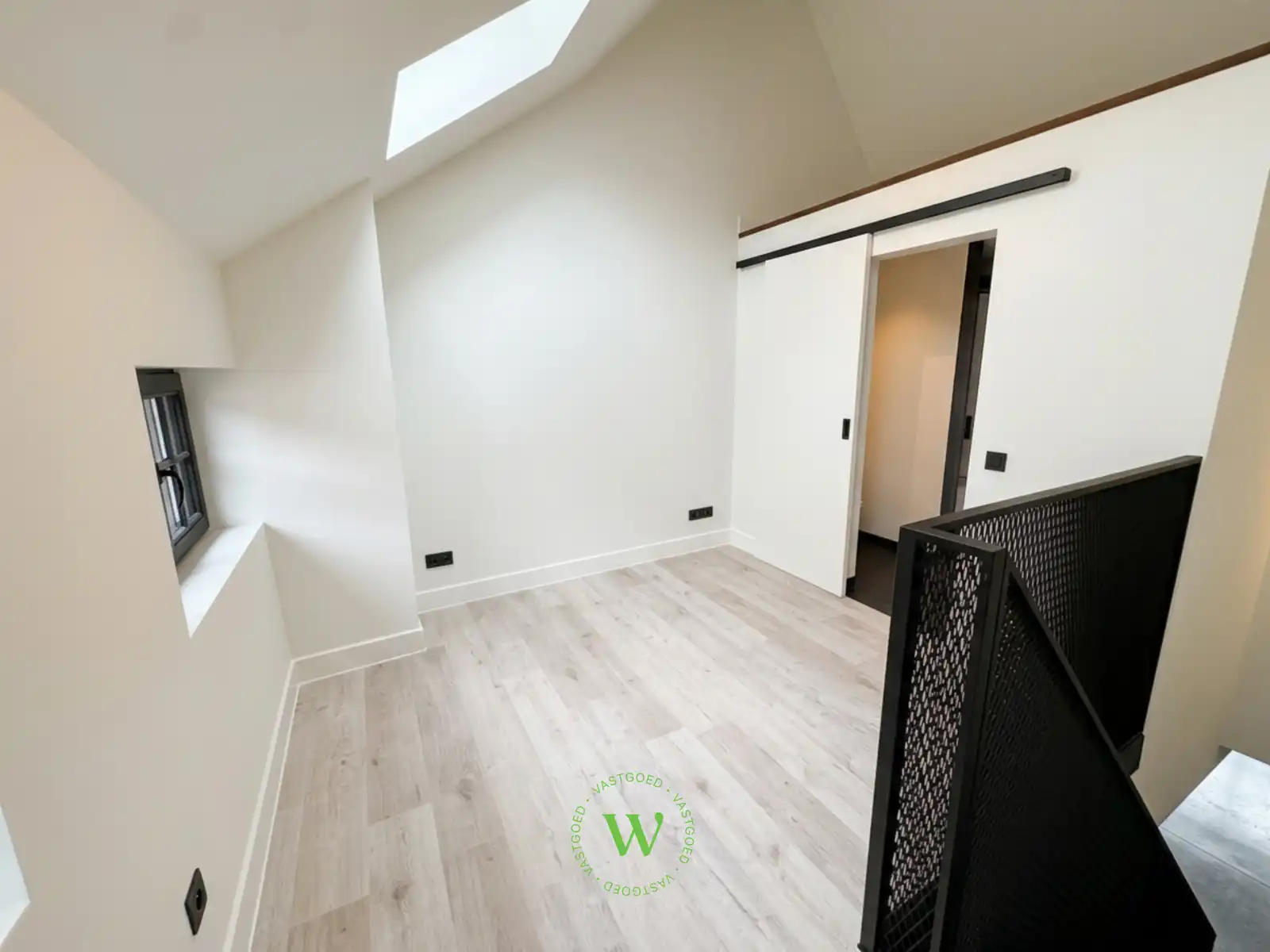 Volledig gerenoveerde woning met zonnige buitenruimte. foto 12