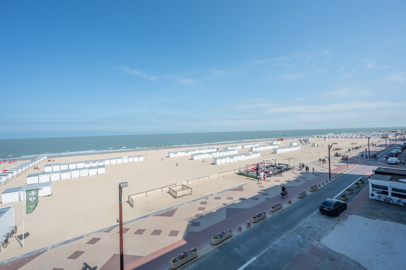 Prachtig appartement op de zeedijk in het Zoute met een gevelbreedte van 8 meter genietend van een panoramisch zeezicht foto 13