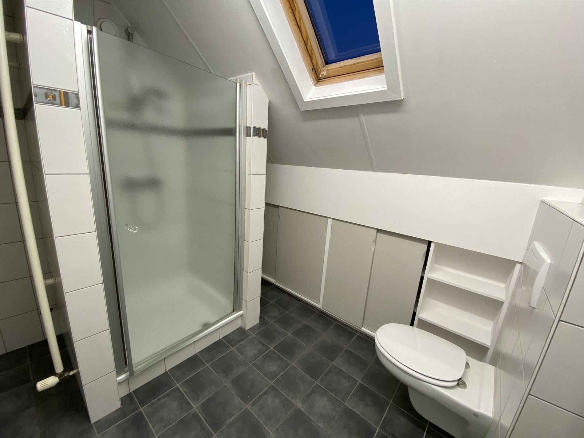Instapklare studio met autostaanplaats in OLV Olen ! foto 11