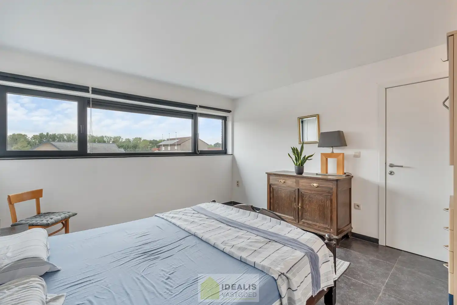 IDEALIS VASTGOED – GELIJKVLOERSE KANTOORRUIMTE MET BOVENLIGGEND APPARTEMENT OP EEN ZICHTLOCATIE IN DIEPENBEEK! Deze gelijkvloerse kantoorruimte van + - 105m² met bovenliggend apart toegankelijk appartement van + - 97 m² met zeer ruim terras is gelegen langs de Steenweg in Diepenbeek en heeft ruim voldoende parkeergelegenheid op eigen terrein. De perfecte zet voor zij die op zoek zijn naar een interessante investering op een zichtlocatie! foto 23