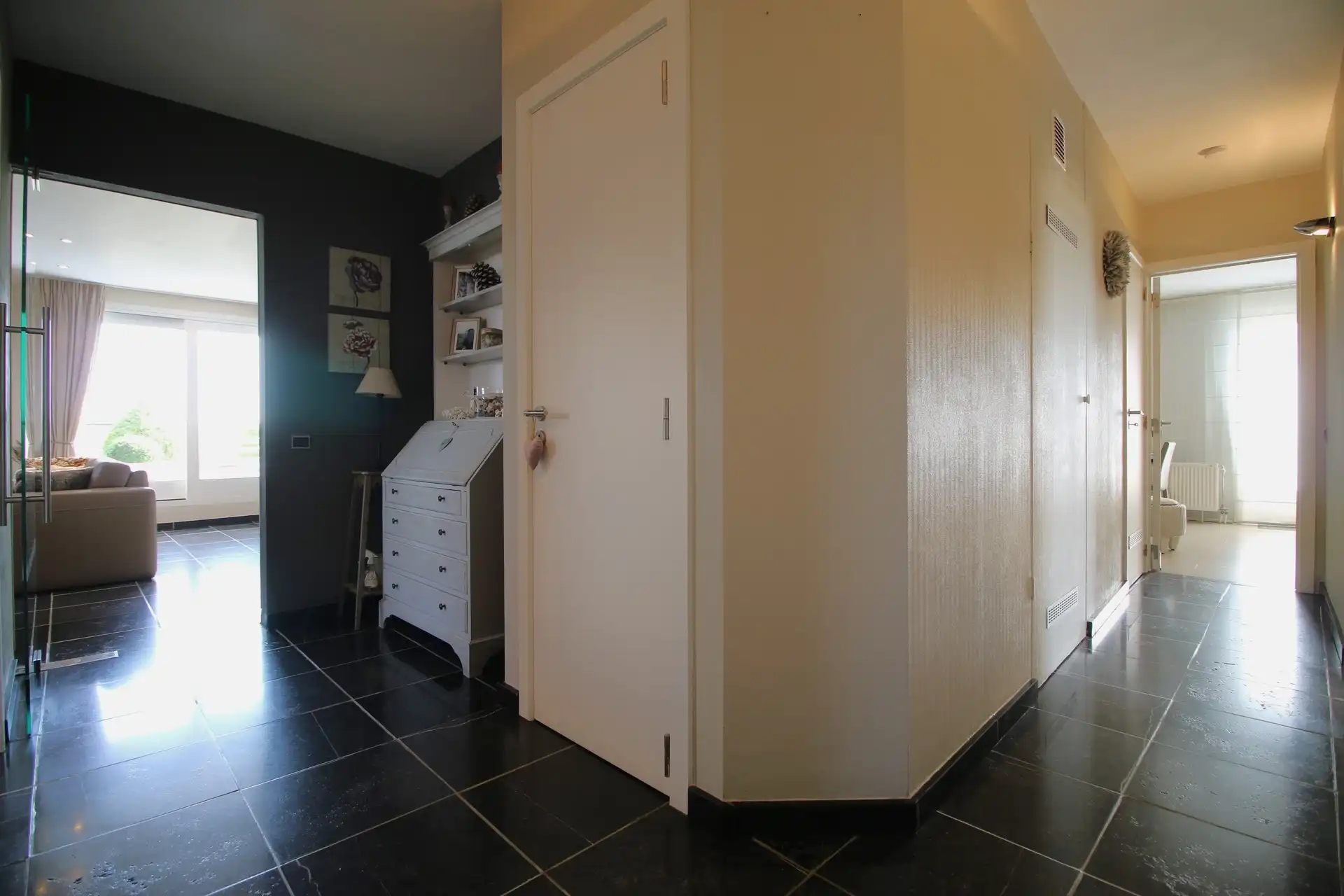 Ruim appartement op 3de verdieping met 2 garages foto 11