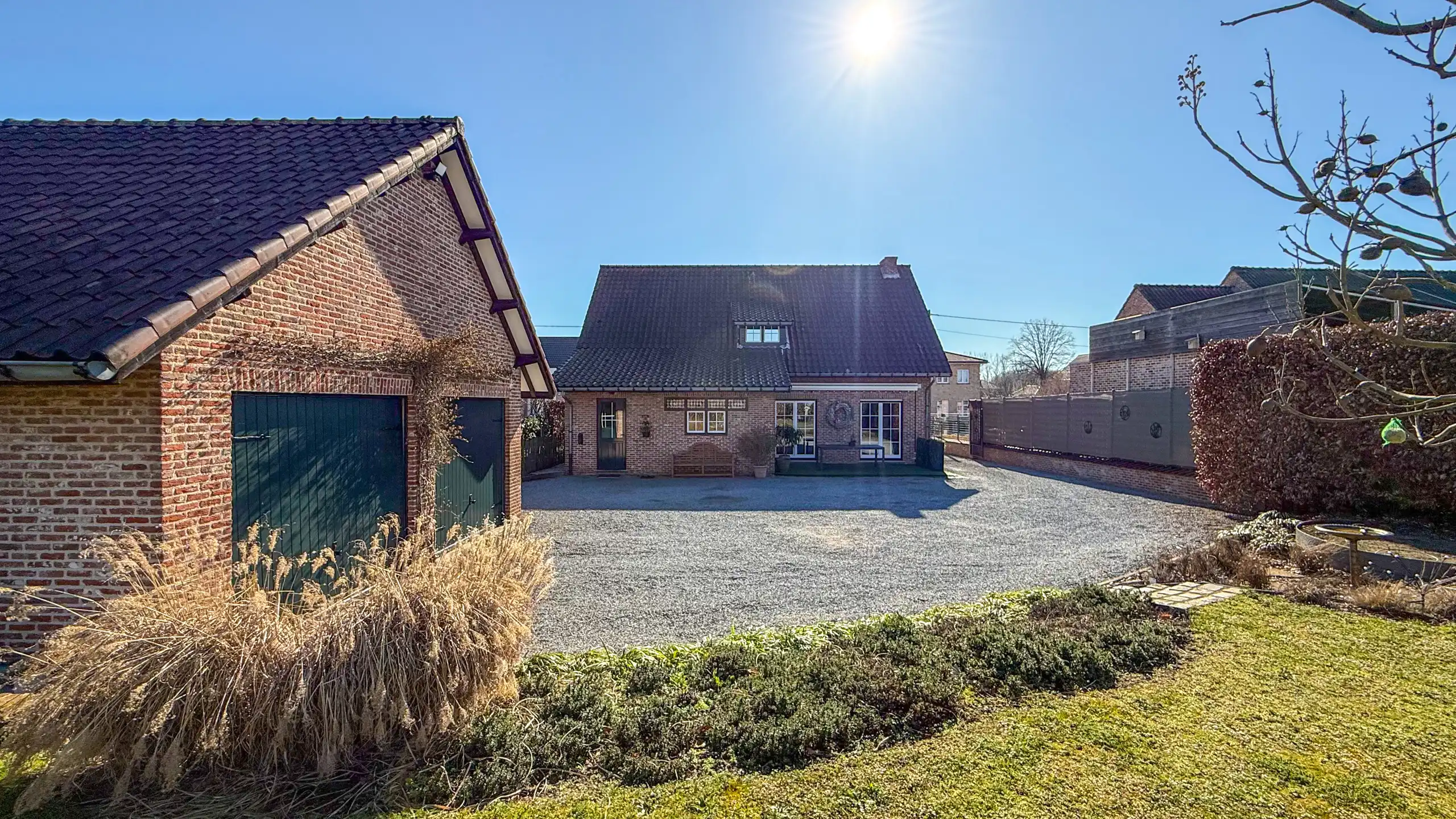 Instapklare gezinswoning met 5slpks, dubbele garage en tuin! foto 48