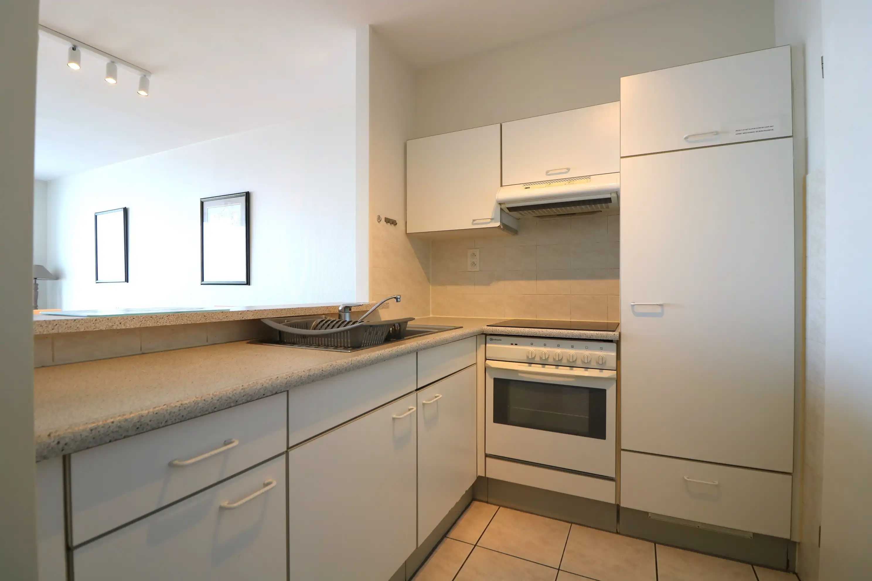 Instapklaar appartement met 2 zeer grote slaapkamers en prachtig frontaal zeezicht foto 5