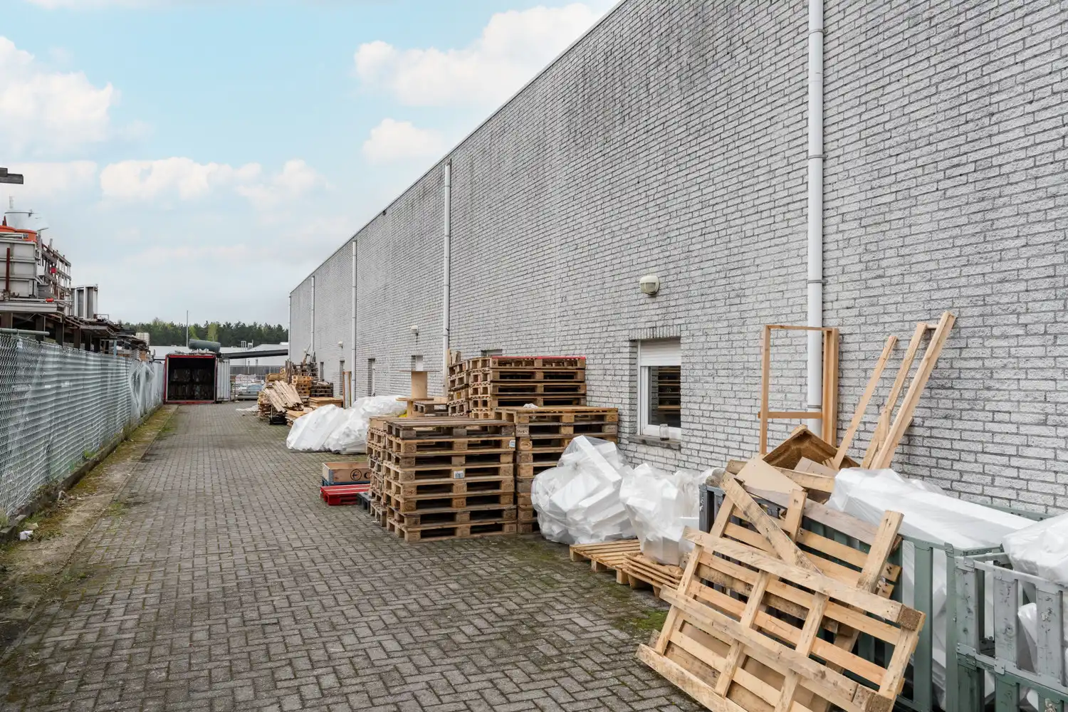 BEDRIJFSPAND MET CONCIERGEWONING foto 117