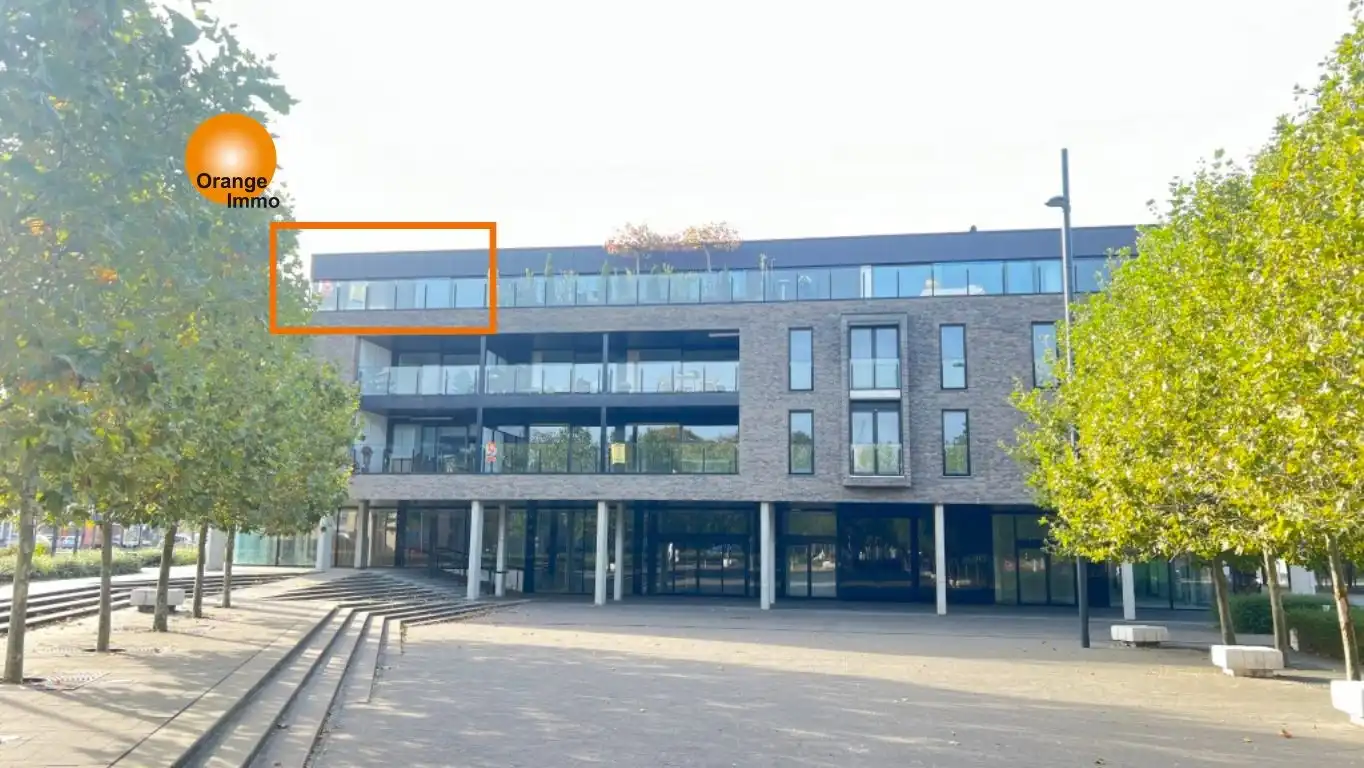Nieuwbouwappartement met één slaapkamer gelegen in het commercieel en bruisend centrum van Eisden. Een appartement voor wie wil wonen in een gezellig en comfortabel complex voorzien van tal van faciliteiten. foto {{pictureIndex}}