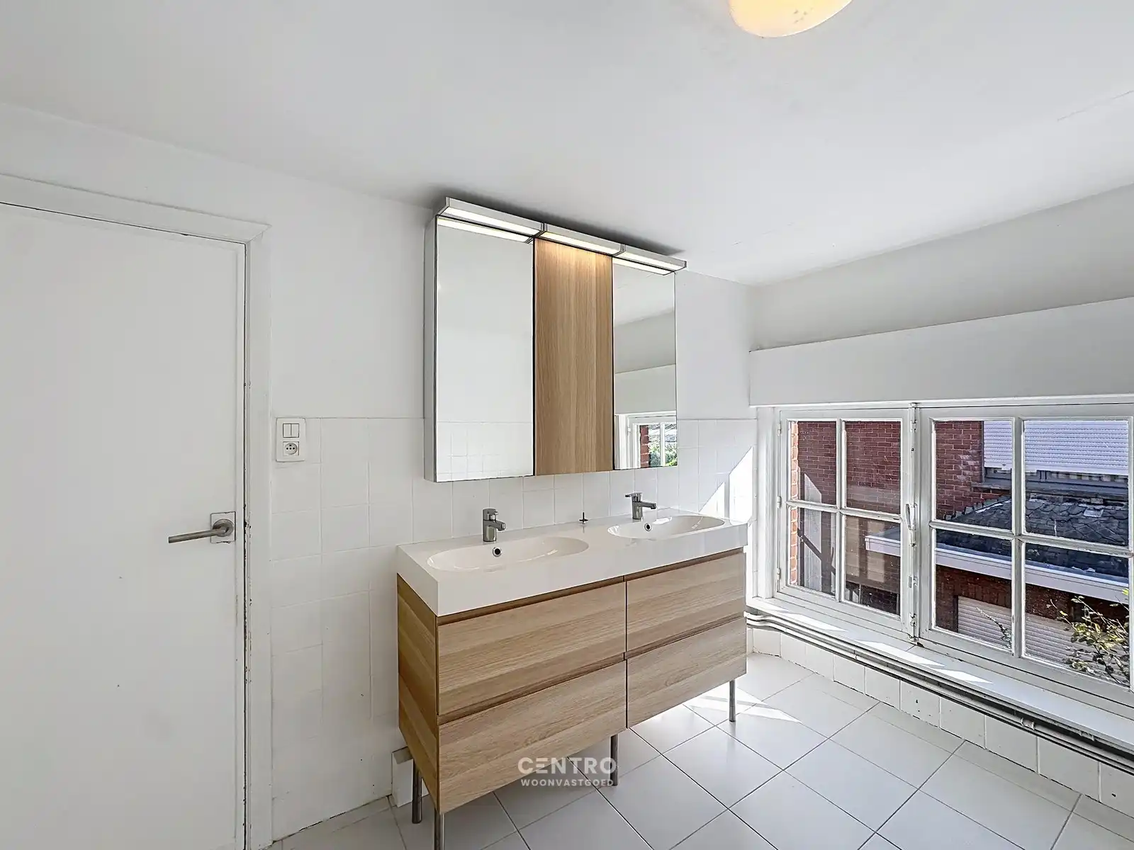 Instapklare woning met 4/5 slpks en RUIME polyvalente ruimte/magazijn (circa 700m²)! foto 12