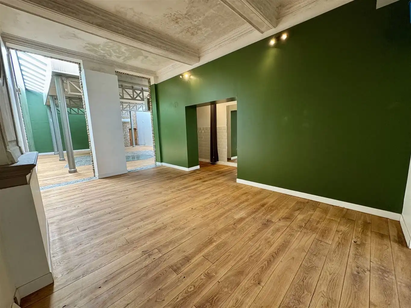 Karaktervolle handelsruimte met diverse mogelijkheden in hartje Maaseik  foto 5