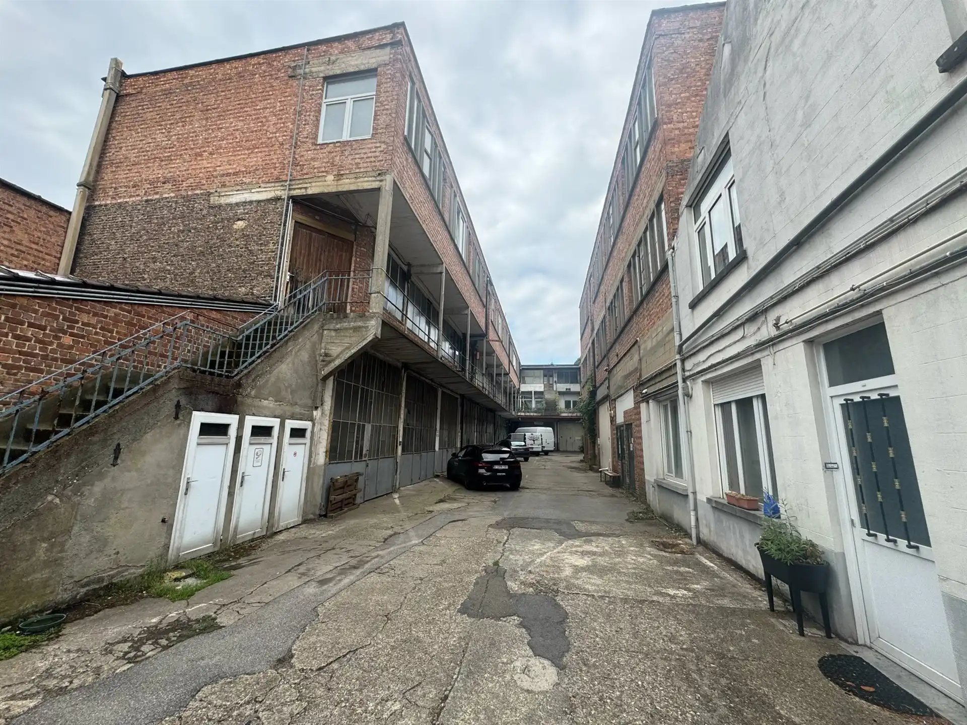 Ruime atelier te huur in Koekelberg.



 foto 9