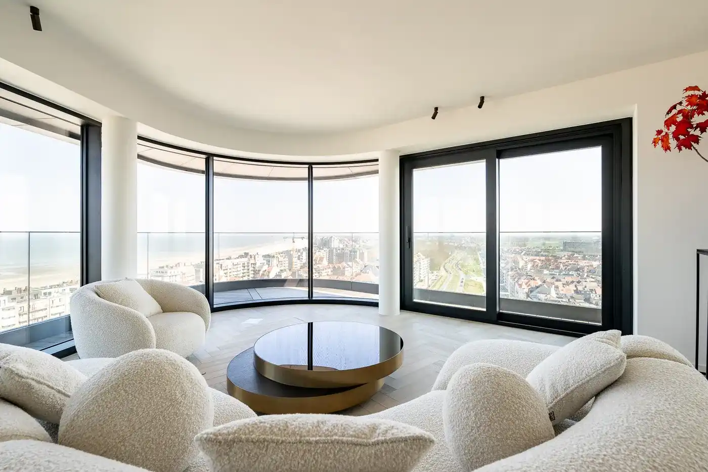 Fenomenaal afgewerkt hoek-appartement op de 15de verdieping van de Heldentoren met zicht op Zee, Knokke en omstreken. foto 2
