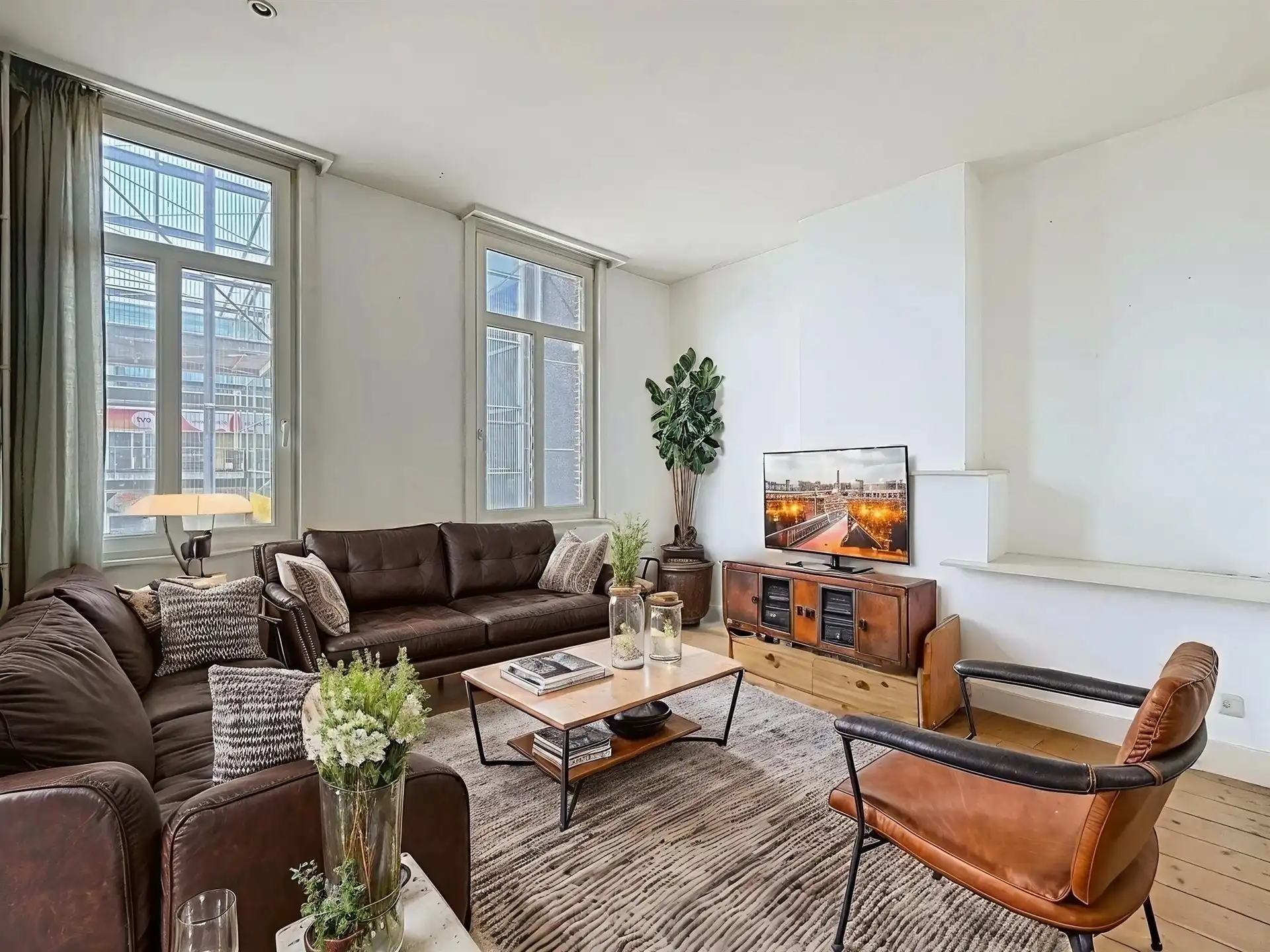 Opbrengsteigendom met 2 appartementen en een handelspand van 200 m² foto {{pictureIndex}}