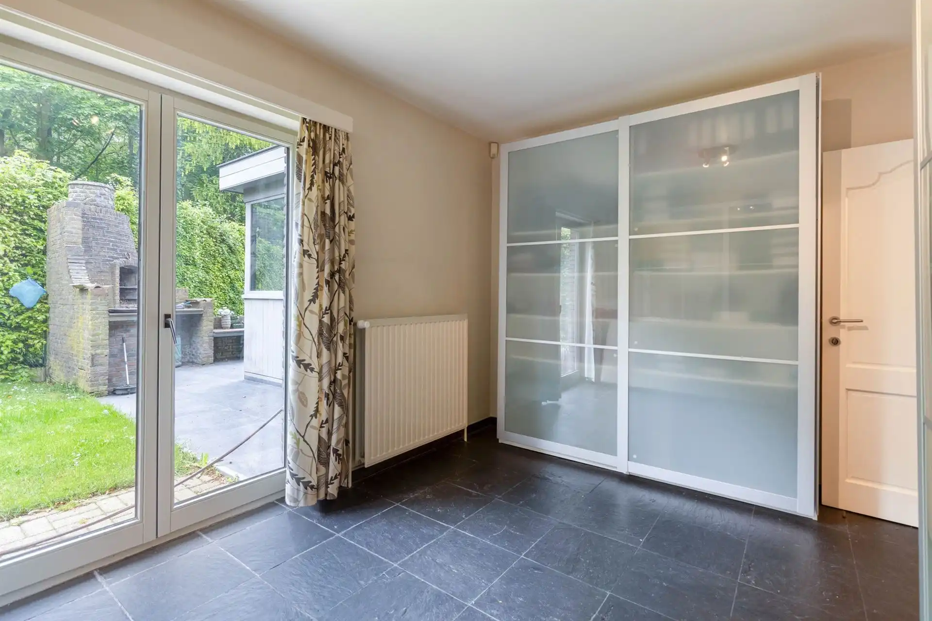 Open bebouwing met 5 (mog. 7) slaapkamers, tuin en garage foto 11