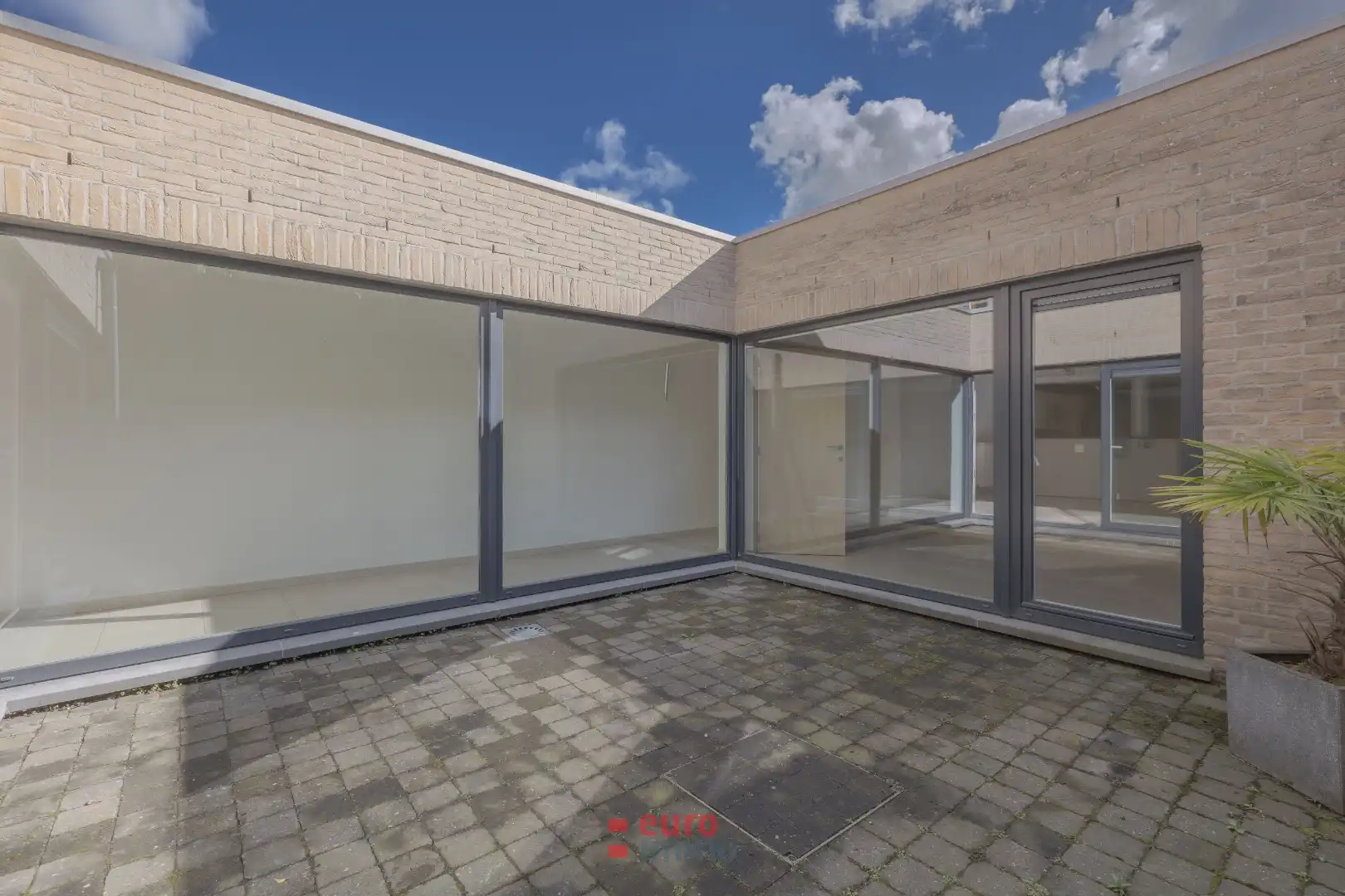 Zeer ruim en lichtrijk appartement met patio en stadskoer in hartje Nieuwpoort foto 3