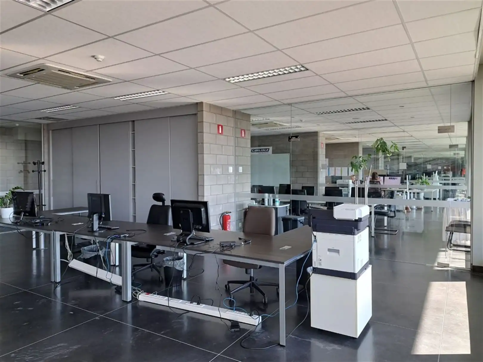 Industrieel gebouw met laadkades en privatief buitenterrein foto 17