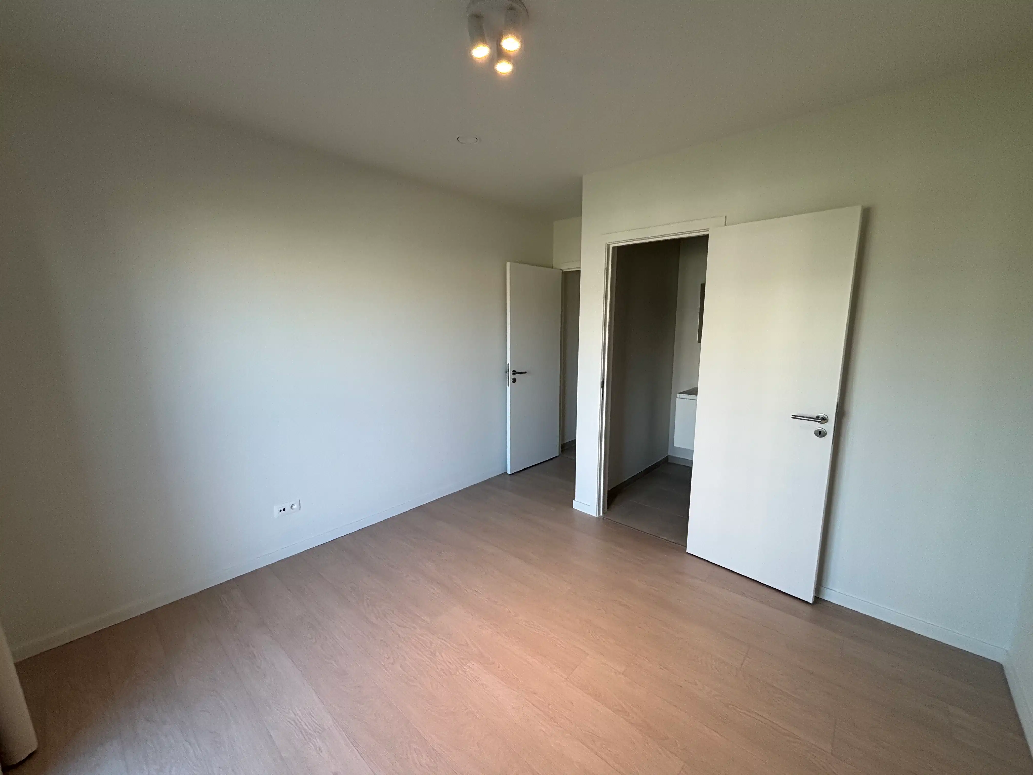 1-slaapkamer appartement met terras en parking foto 16
