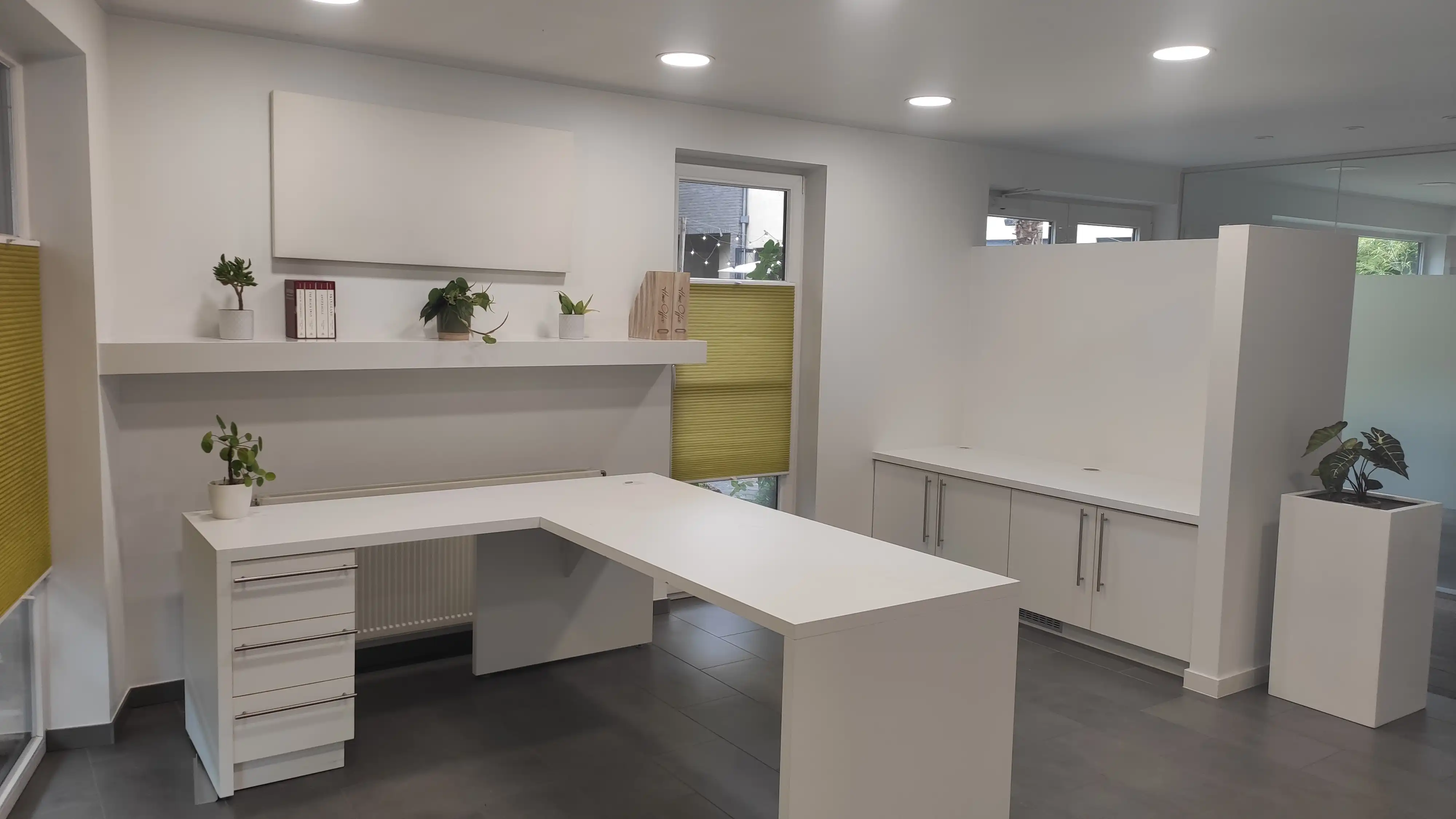 Modern en instapklaar kantoor/handelspand op toplocatie in Peer foto 2