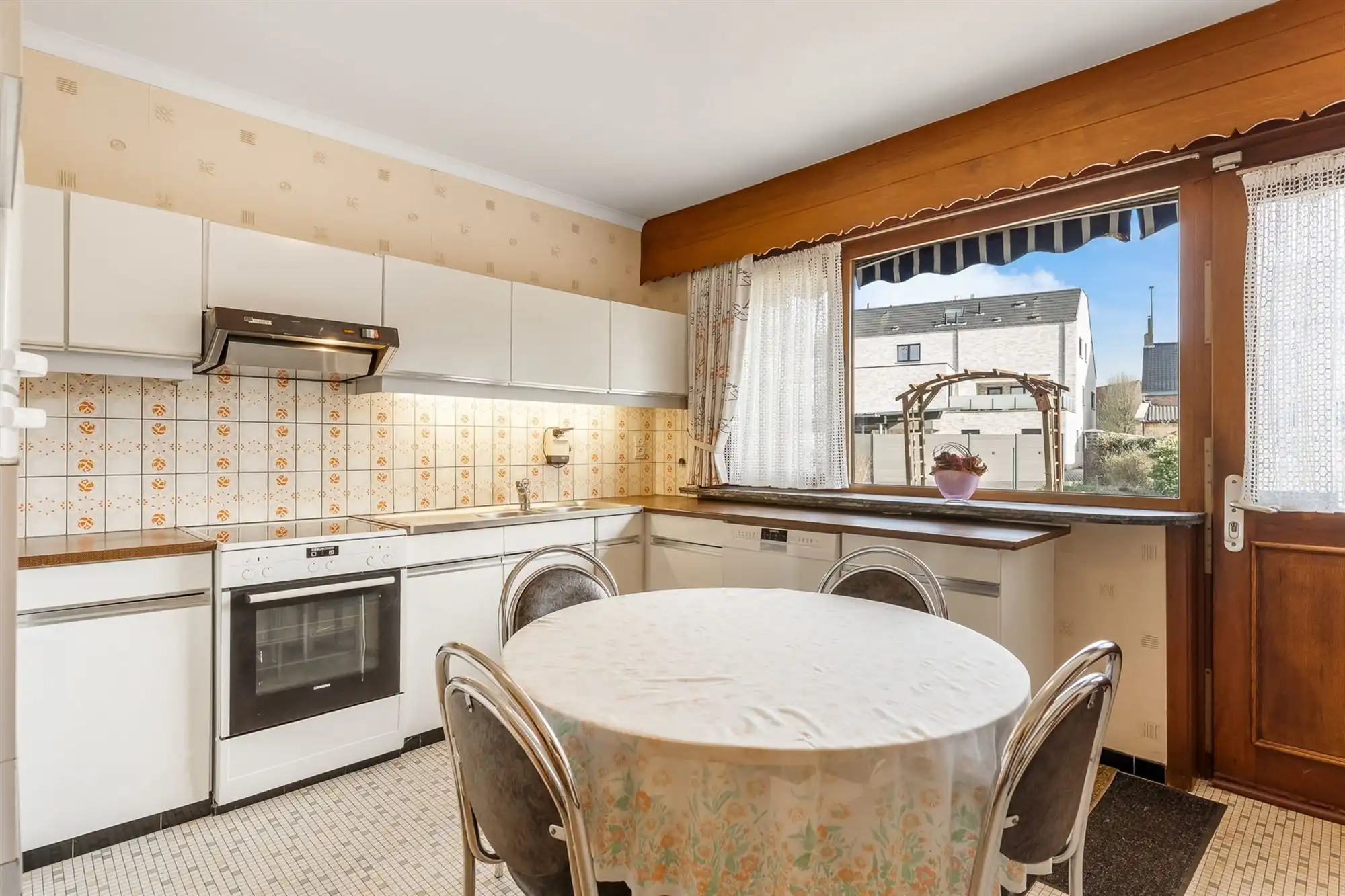 OP TE FRISSEN GELIJKVLOERSE WONING MET 3 SLAAPKAMERS OP EEN RUIM PERCEEL IN HET CENTRUM VAN OOSTHAM foto 7