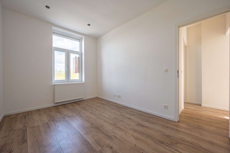 Prachtig, volledig gerenoveerde woning met leuke aangelegde tuin in Wevelgem TE KOOP! foto 11