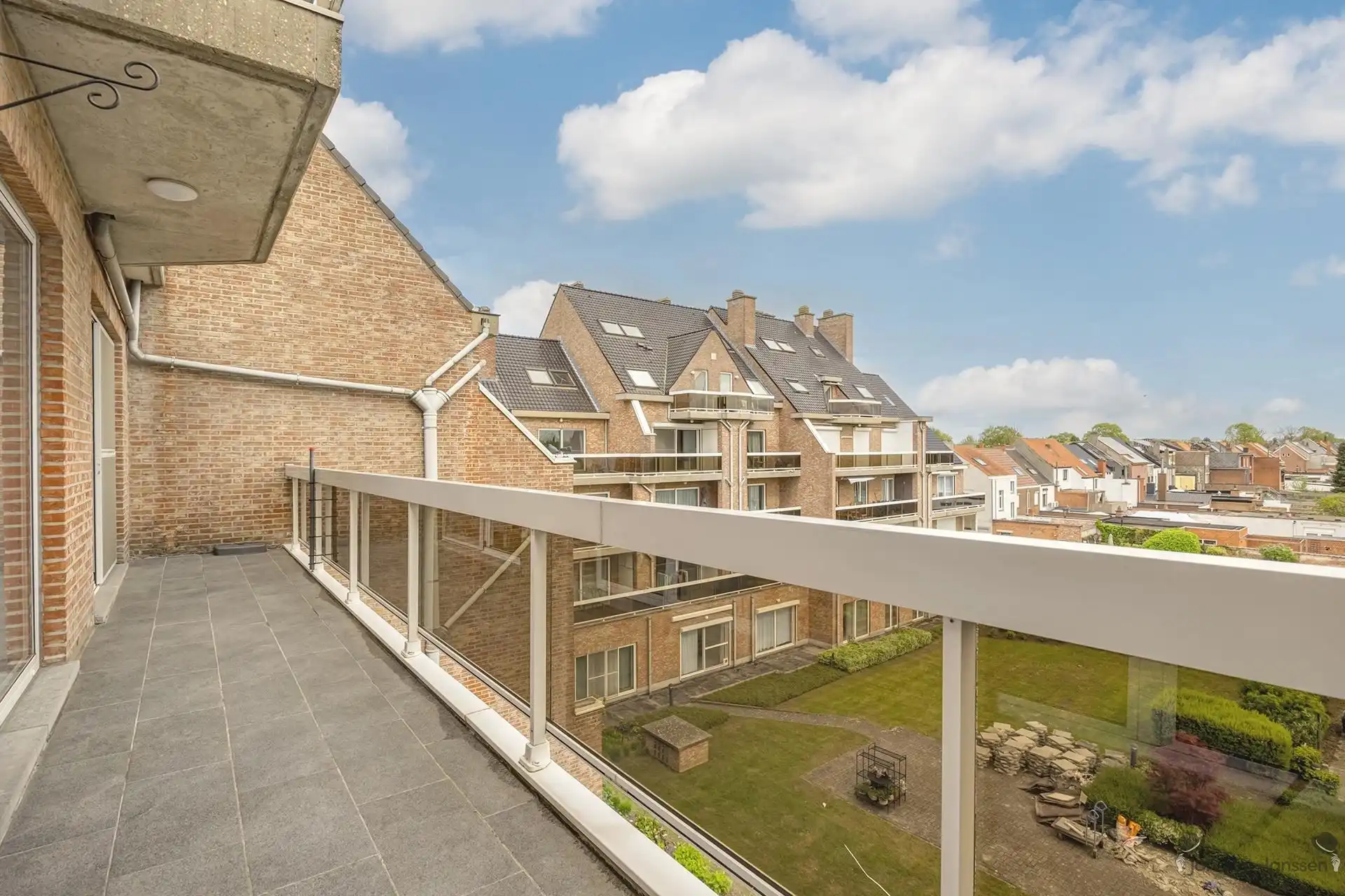 Centraal gelegen appartement met 3 slpks en 2 badkamers foto 3