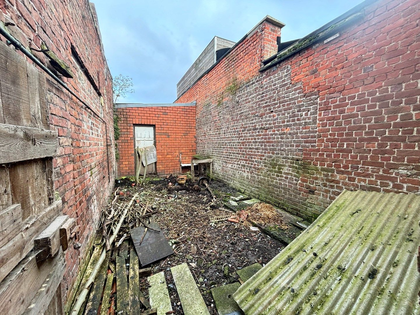 Centrum Ieper, te renoveren alleenstaande woning. Opp: 311m². foto 4