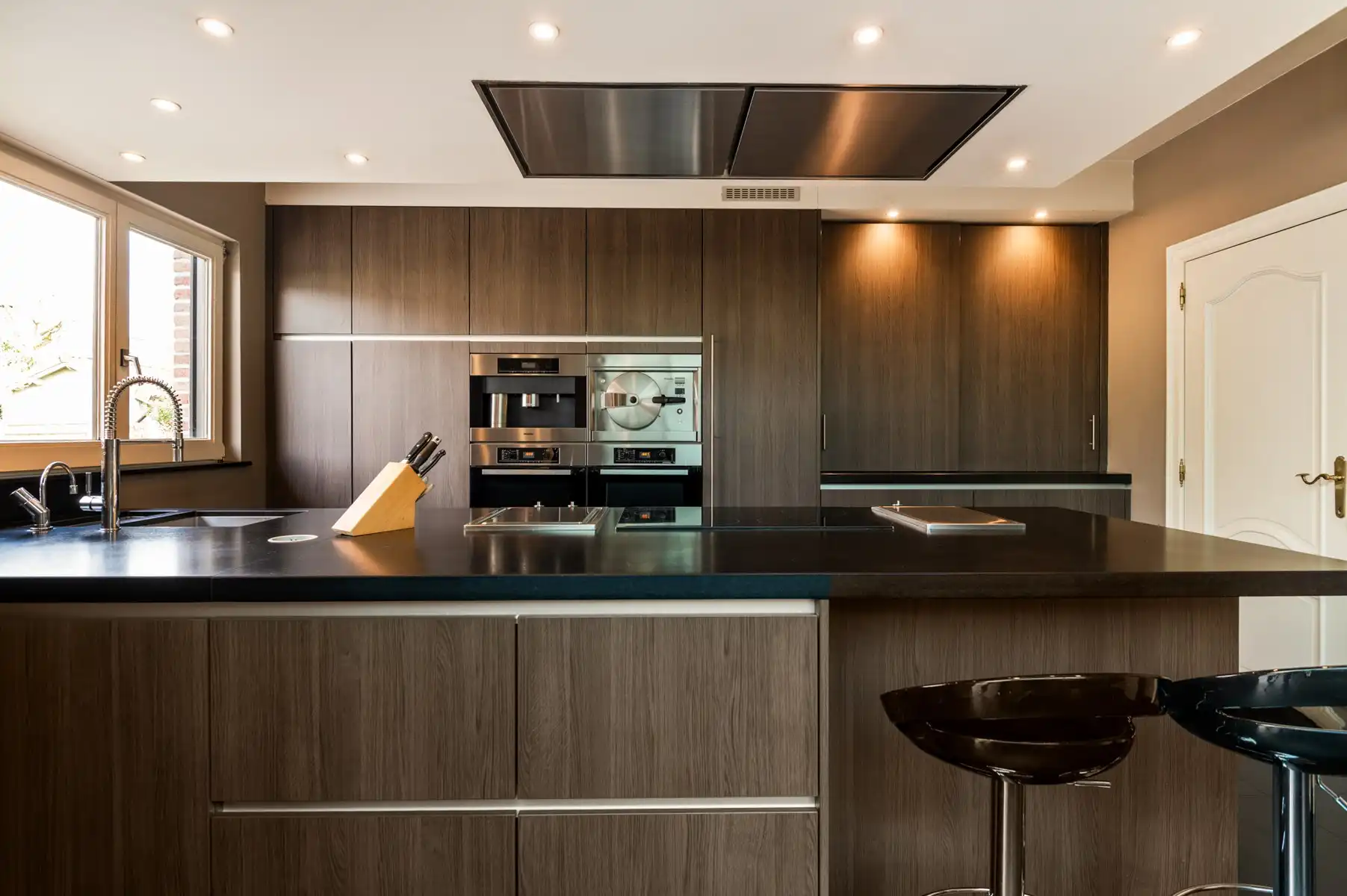 Uitstekend gelegen woning met dubbele garage foto 15