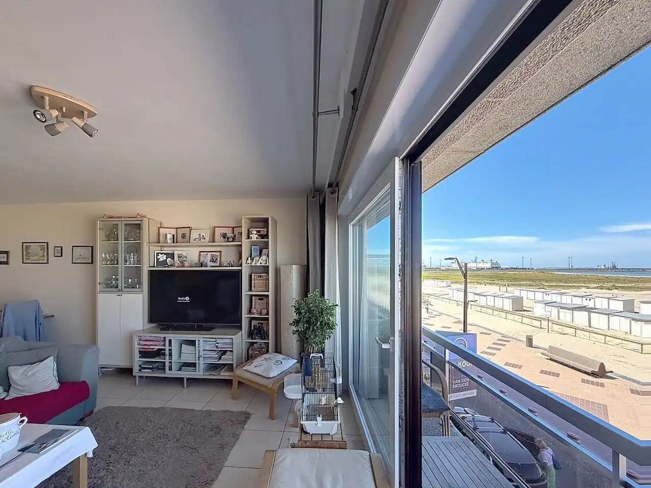 Praktisch ingedeeld appartement met frontaal zeezicht foto {{pictureIndex}}