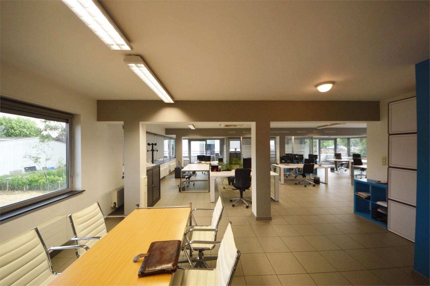 INSTAPKLAAR KANTOOR MET 6 PRIVE PARKEERPLAATSEN NABIJ E40 KAREELSTRAAT foto 3