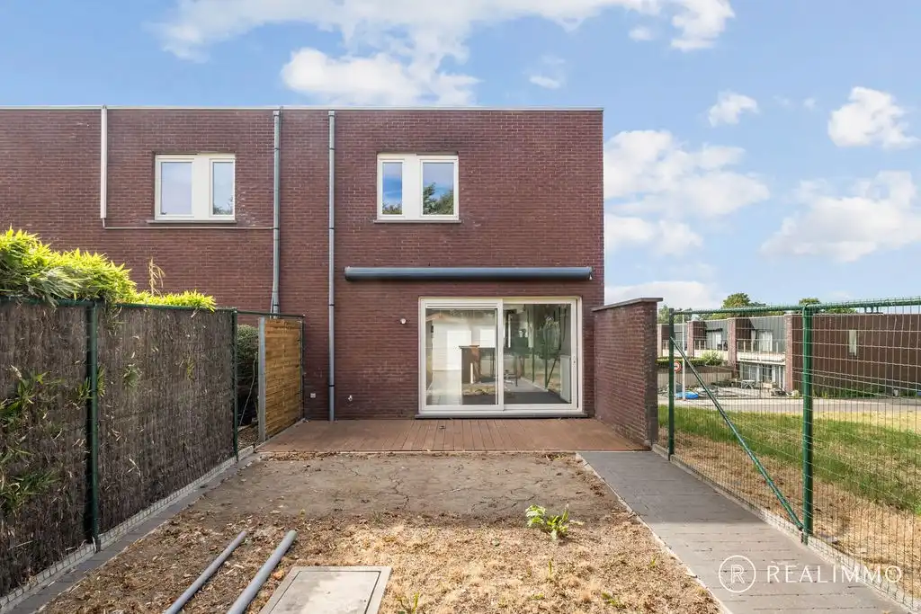 Recente halfopen bebouwing (2017) met tuin, terras en uitweg in rustige wijk foto 15