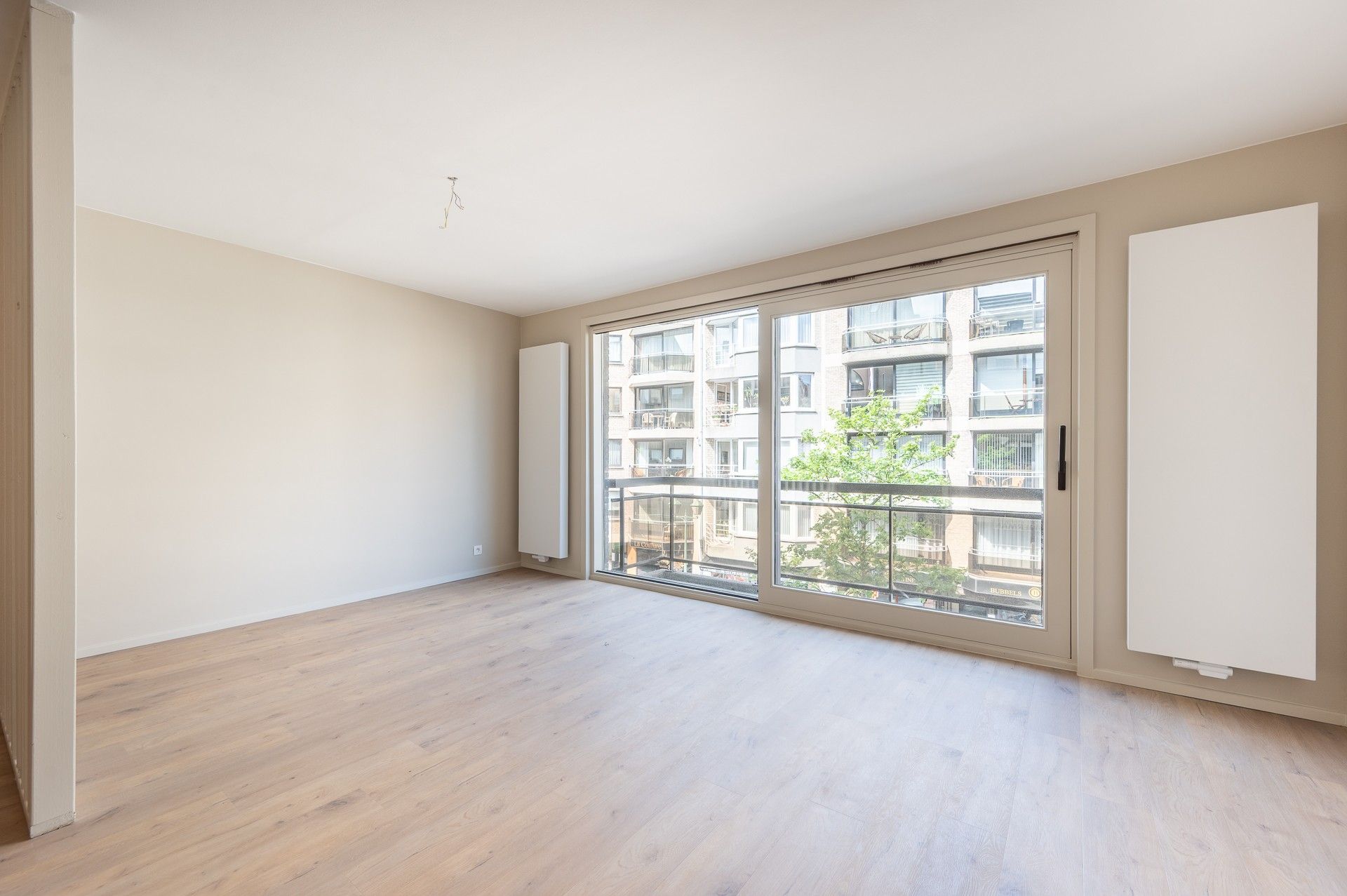 Ongemeubeld: vernieuwde studio op de Lippenslaan! foto 4