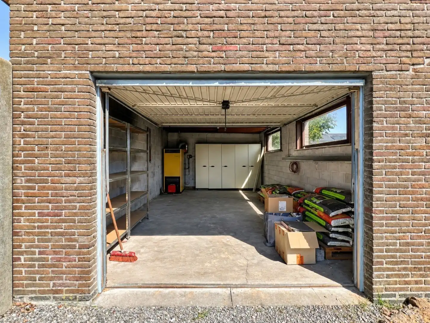 Goed onderhouden bungalow met 2 slaapkamers, bureau en garage in rustige woonwijk foto 24