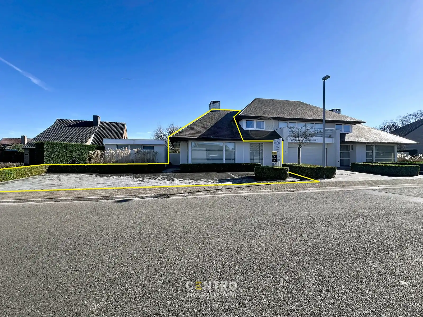 Instapklare, gemeubileerde KANTOORRUIMTE TE HUUR met 5 private parkeerplaatsen voor de deur. Op strategische ligging te Roeselare! foto 2